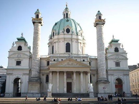 Erscheinungsbild der Karlskirche wurde der Hagia Sophia entlehnt. Erscheinungsbild der Karlskirche wurde der Hagia Sophia entlehnt.