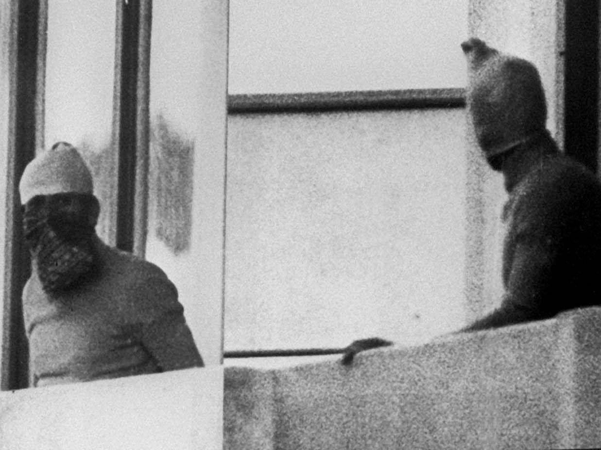 Ein Archivbild vom 05.09.1972 zeigt den Überfall arabischer Terroristen der Gruppe "Schwarzer September" auf das Olympische Dorf in München bei den Olympischen Sommerspielen. Im Bild: Zwei vermummte Terroristen auf dem Balkon des israelischen Quartiers.