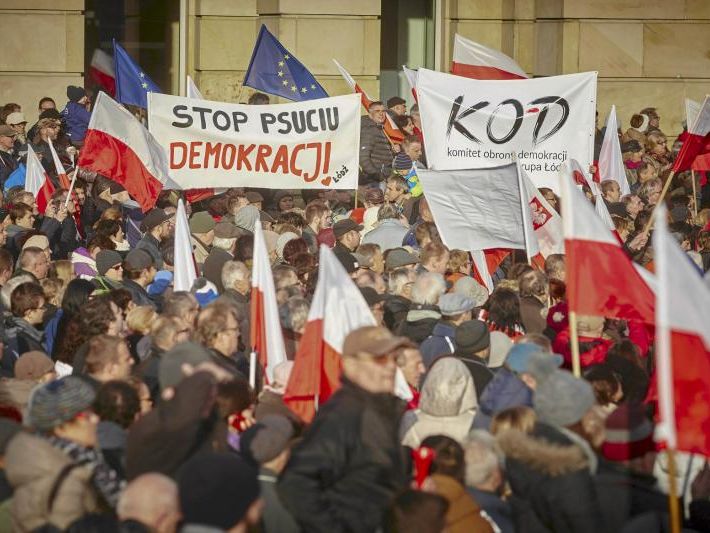 Zahlreiche Polen demonstrieren gegen die neue rechtskonservative Regierung, hier etwa in Lodz. Zahlreiche Polen demonstrieren gegen die neue rechtskonservative Regierung, hier etwa in Lodz.