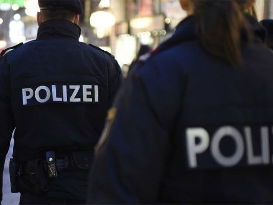 Die Polizisten trennten die Streitenden vor der U-Bahn-Station Die Polizisten trennten die Streitenden vor der U-Bahn-Station