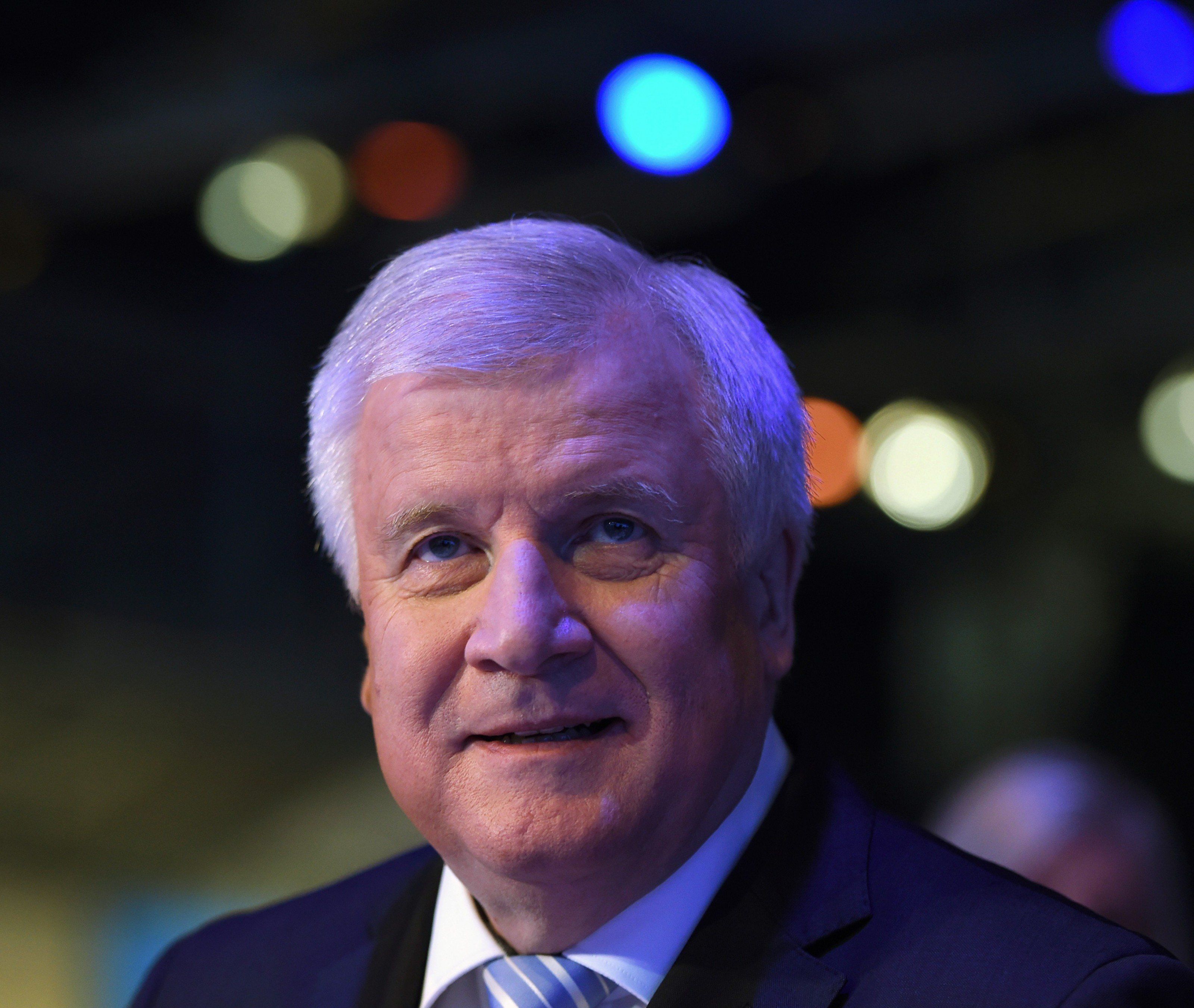 Horst Seehofer fährt auf dem CDU-Parteitag einen Merkel-freundlichen Kurs. Horst Seehofer fährt auf dem CDU-Parteitag einen Merkel-freundlichen Kurs.