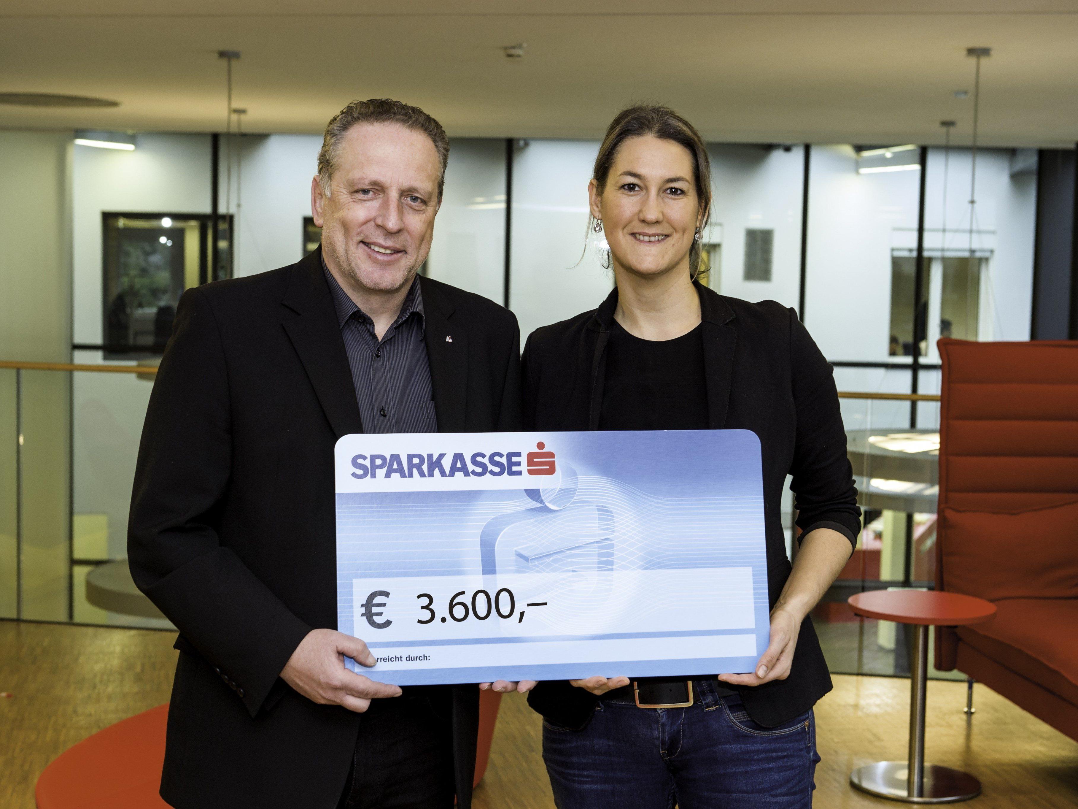 AK-Präsident Hubert Hämmerle konnte heuer 3600 Euro an Manuela Ortner übergeben.