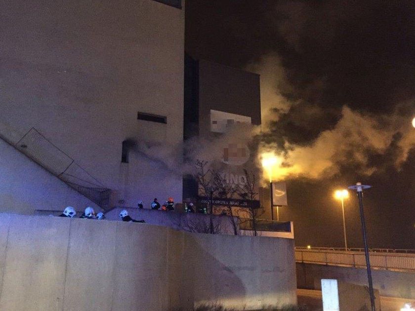 Der Rauch war schon aus der Ferne zu erkennen. Der Rauch war schon aus der Ferne zu erkennen.