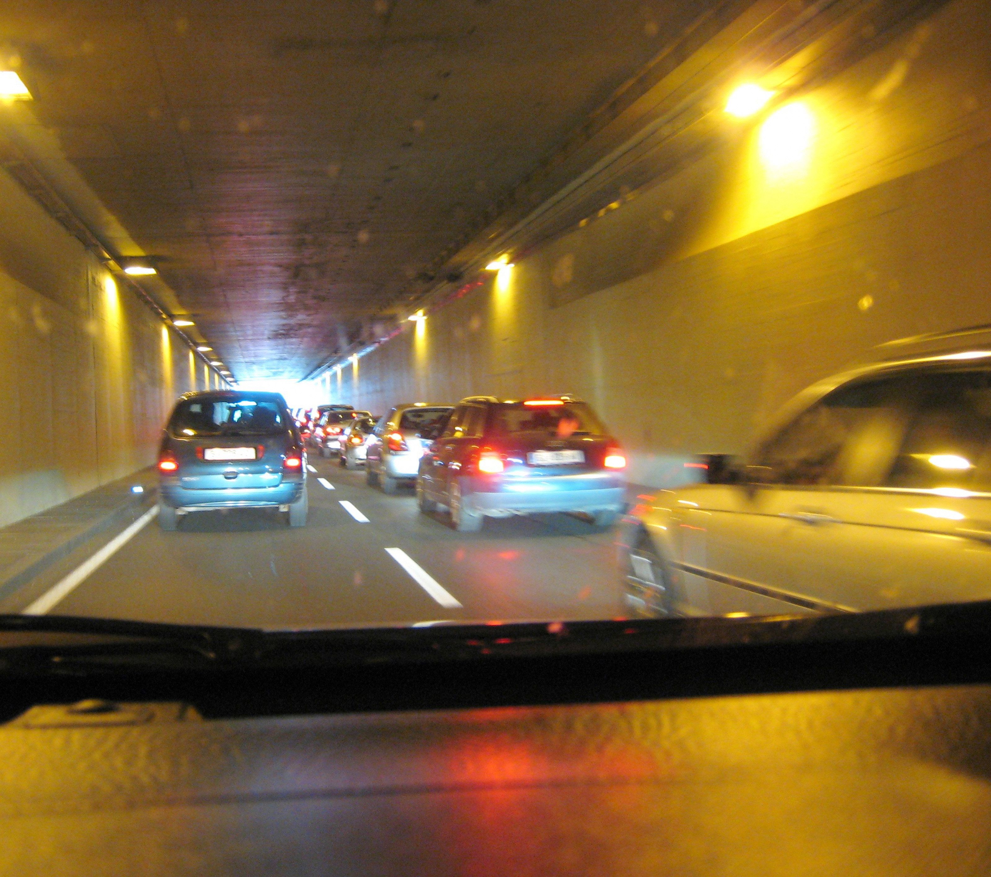 Ein Lkw verlor Teile seiner Ladung und traf drei Fahrzeuge. Ein Lkw verlor Teile seiner Ladung und traf drei Fahrzeuge.