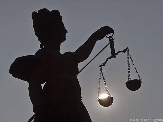 Die Geschworenen befanden den Angeklagten weitgehend für schuldig Die Geschworenen befanden den Angeklagten weitgehend für schuldig