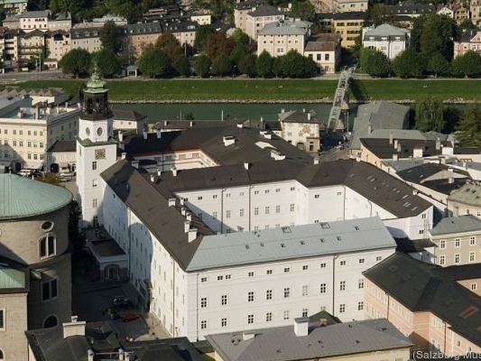 Neue Ausstellungem in Salzburg selbst , aber auch im Louvre Neue Ausstellungem in Salzburg selbst , aber auch im Louvre