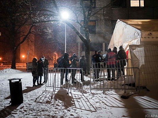 Der Mann stand tagelang vor dem Lageso an Der Mann stand tagelang vor dem Lageso an