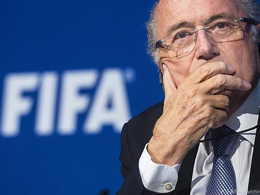 Dem suspendiertem FIFA-Boss Blatter drohen bis zu fünf Jahre Haft.