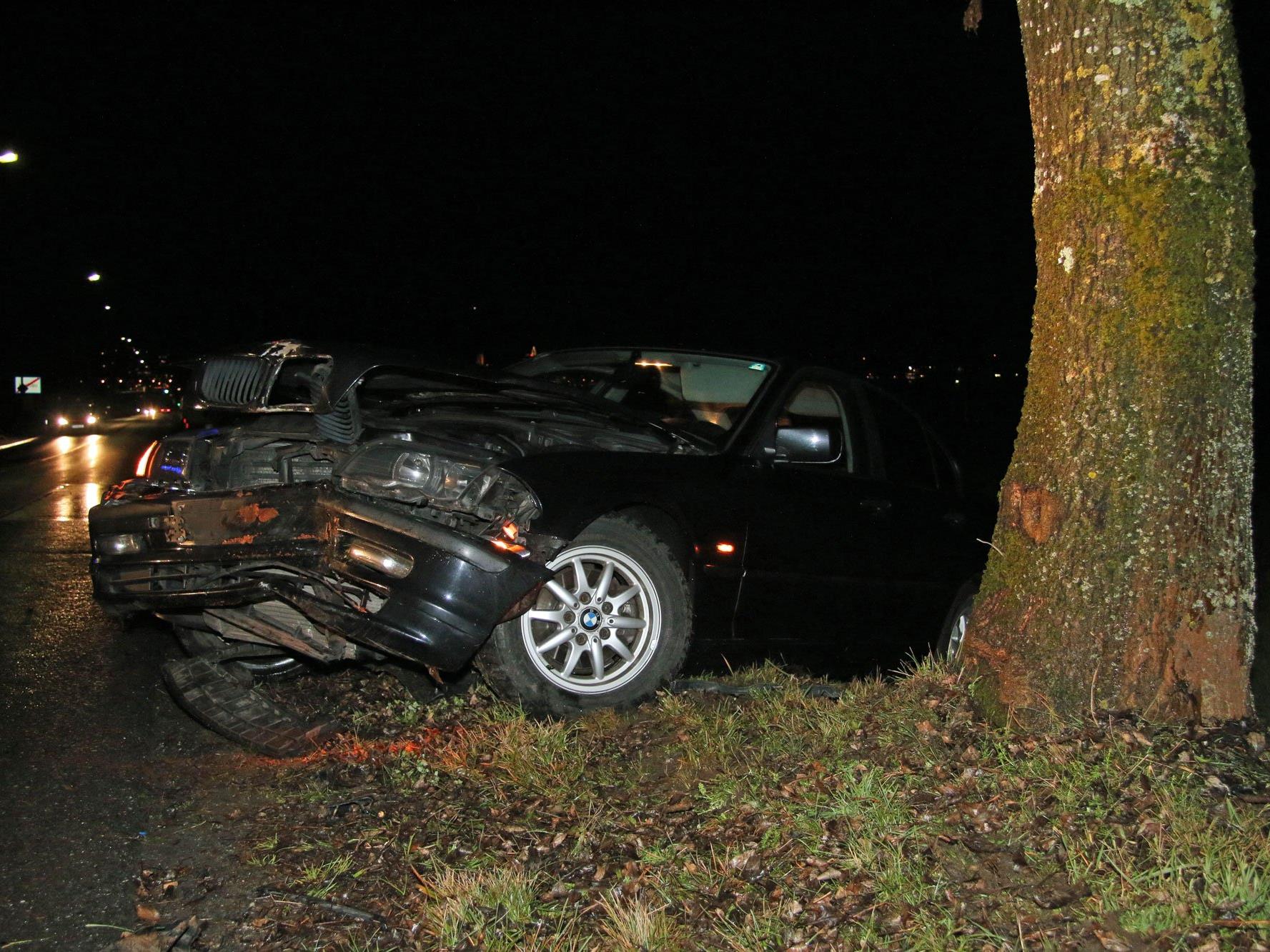 Auto nach Schleuderunfall in Lochau schwer beschädigt - die Insassen blieben unverletzt.