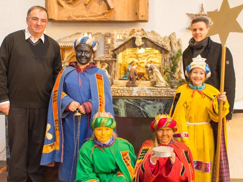 Pfarrer Tinkhauser freut sich mit den Kindern und den Organisatoren Petra Bitschnau und Thomas Schuler über das tolle Sammelergebnis. Pfarrer Tinkhauser freut sich mit den Kindern und den Organisatoren Petra Bitschnau und Thomas Schuler über das tolle Sammelergebnis.