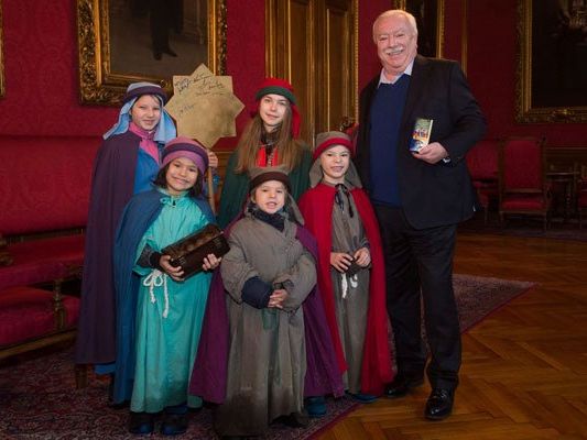 Bürgermeister Michael Häupl mit den Sternsingern der Pfarre Alsergrund. Bürgermeister Michael Häupl mit den Sternsingern der Pfarre Alsergrund.