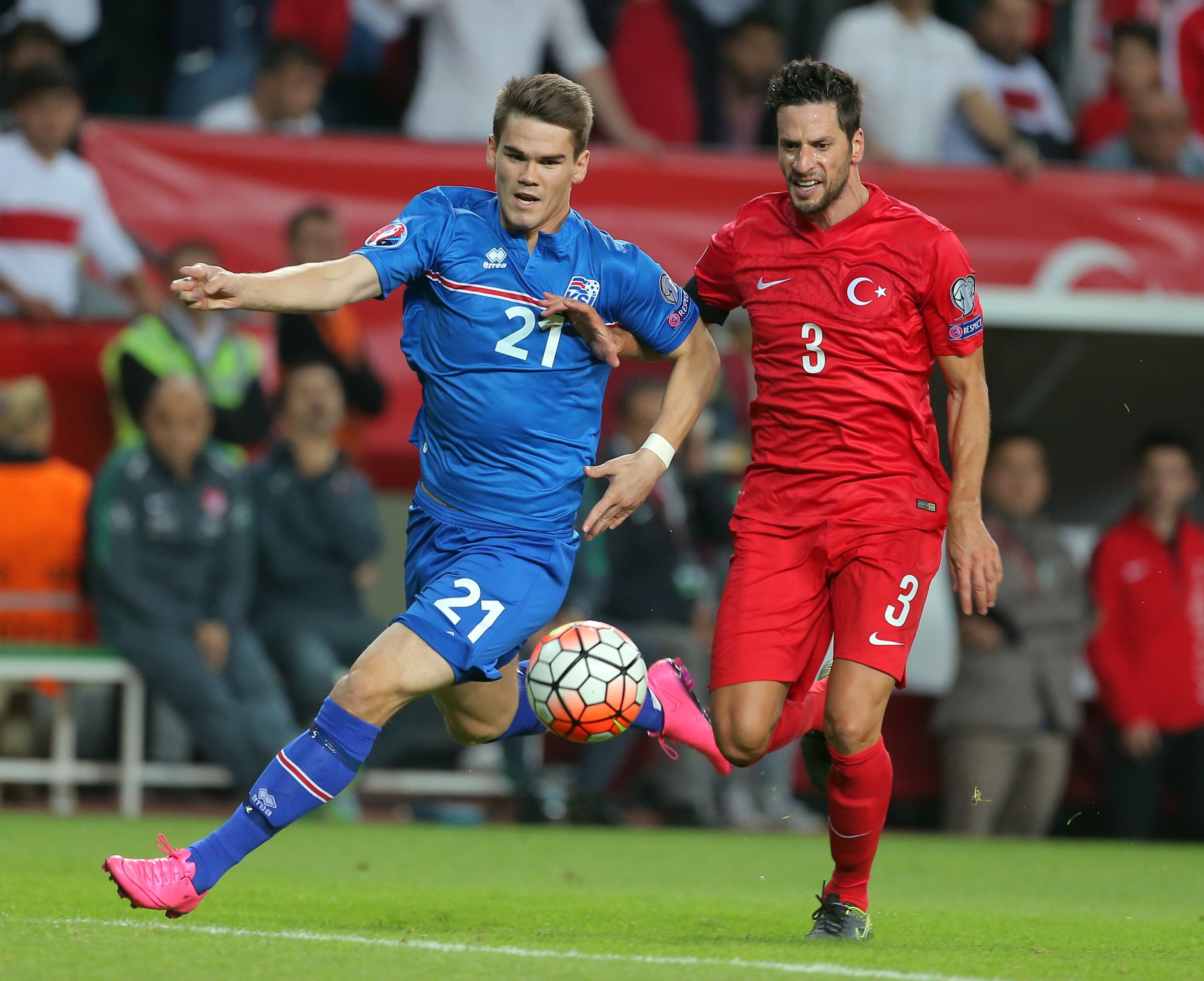 Kjartansson (l.) hier im Zweikampf mit dem Türken Hakan Balta. Kjartansson (l.) hier im Zweikampf mit dem Türken Hakan Balta.