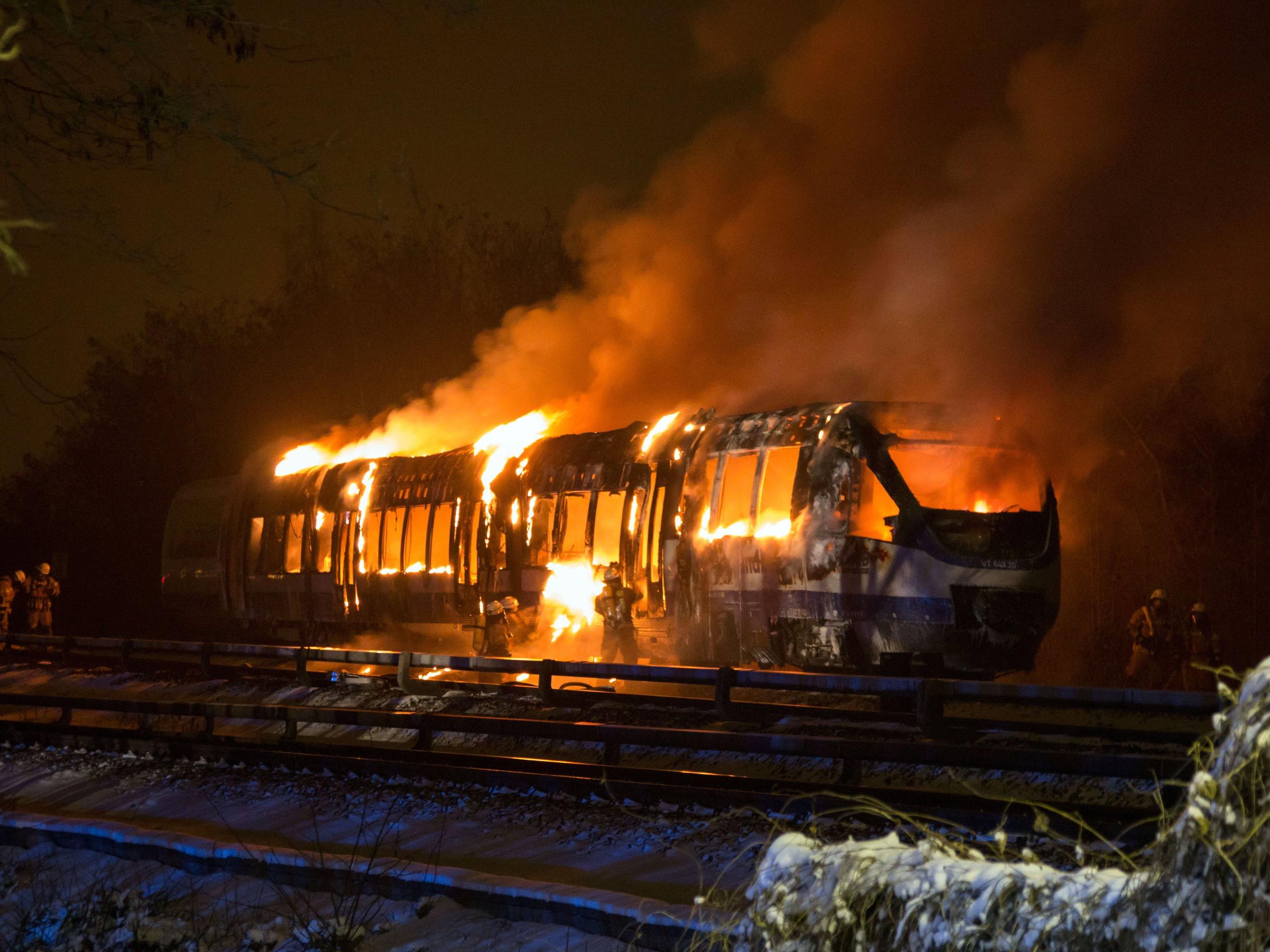 Regionalzug brannte in Berlin völlig aus.