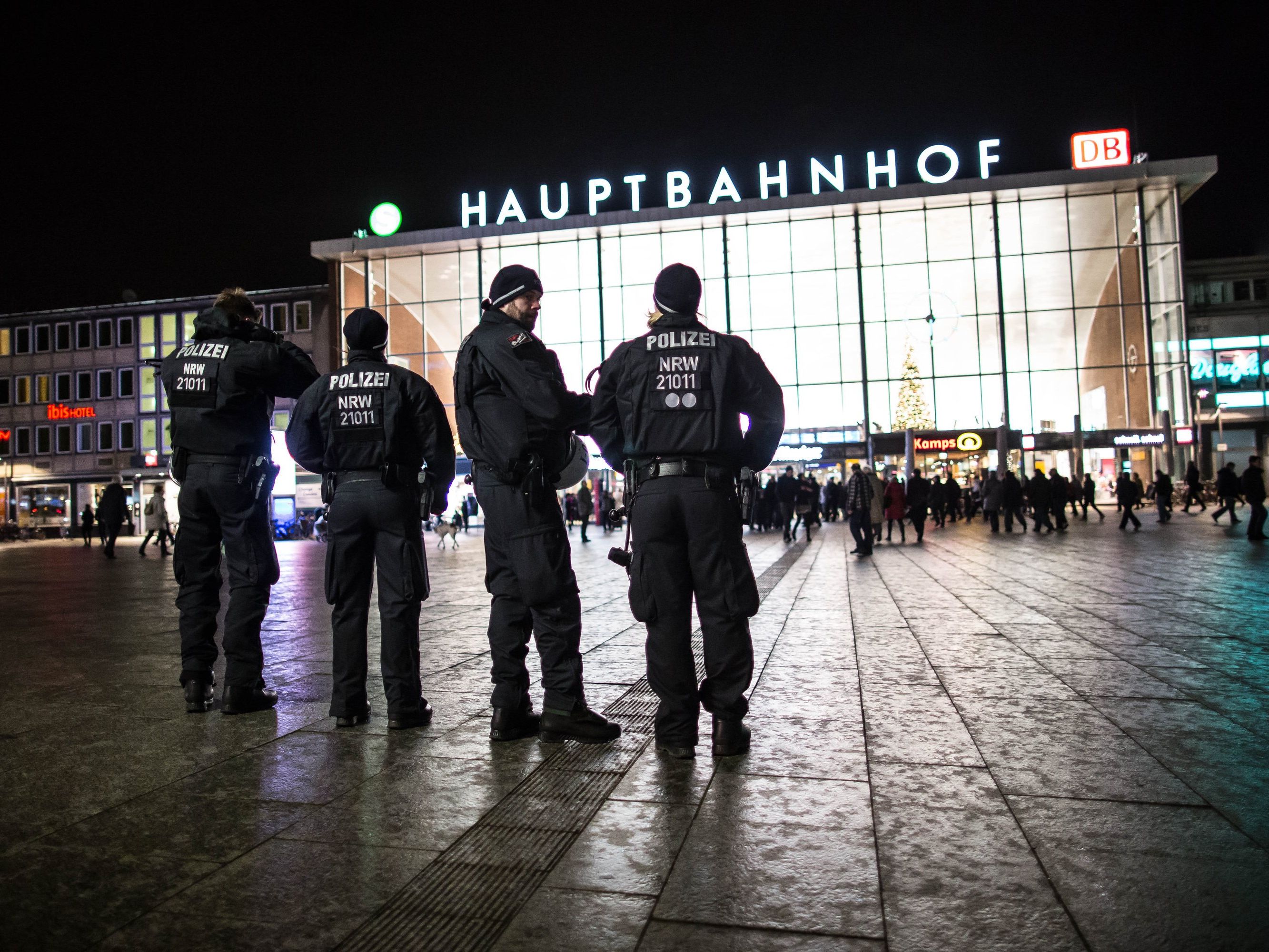 Opfer verfolgt und getreten - Bundesregierung empört über Gewalt. Opfer verfolgt und getreten - Bundesregierung empört über Gewalt.