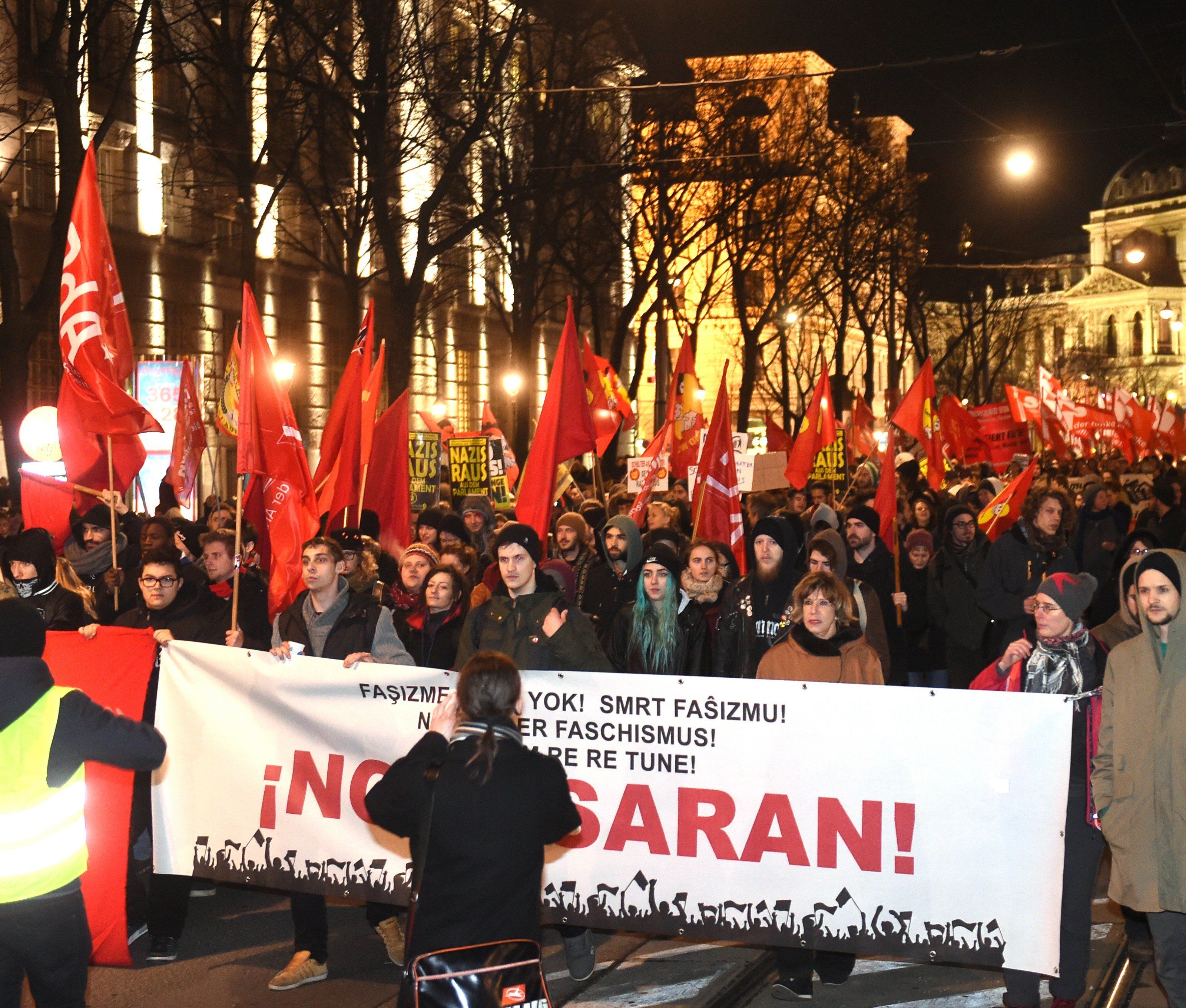 Zahlreiche Demonstranten gingen gegen den Akademikerball auf die Straße. Zahlreiche Demonstranten gingen gegen den Akademikerball auf die Straße.