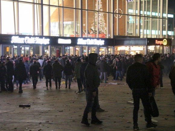 Auch in Schweden wurden sexuelle Übergriffe durch Migranten vertuscht. Auch in Schweden wurden sexuelle Übergriffe durch Migranten vertuscht.