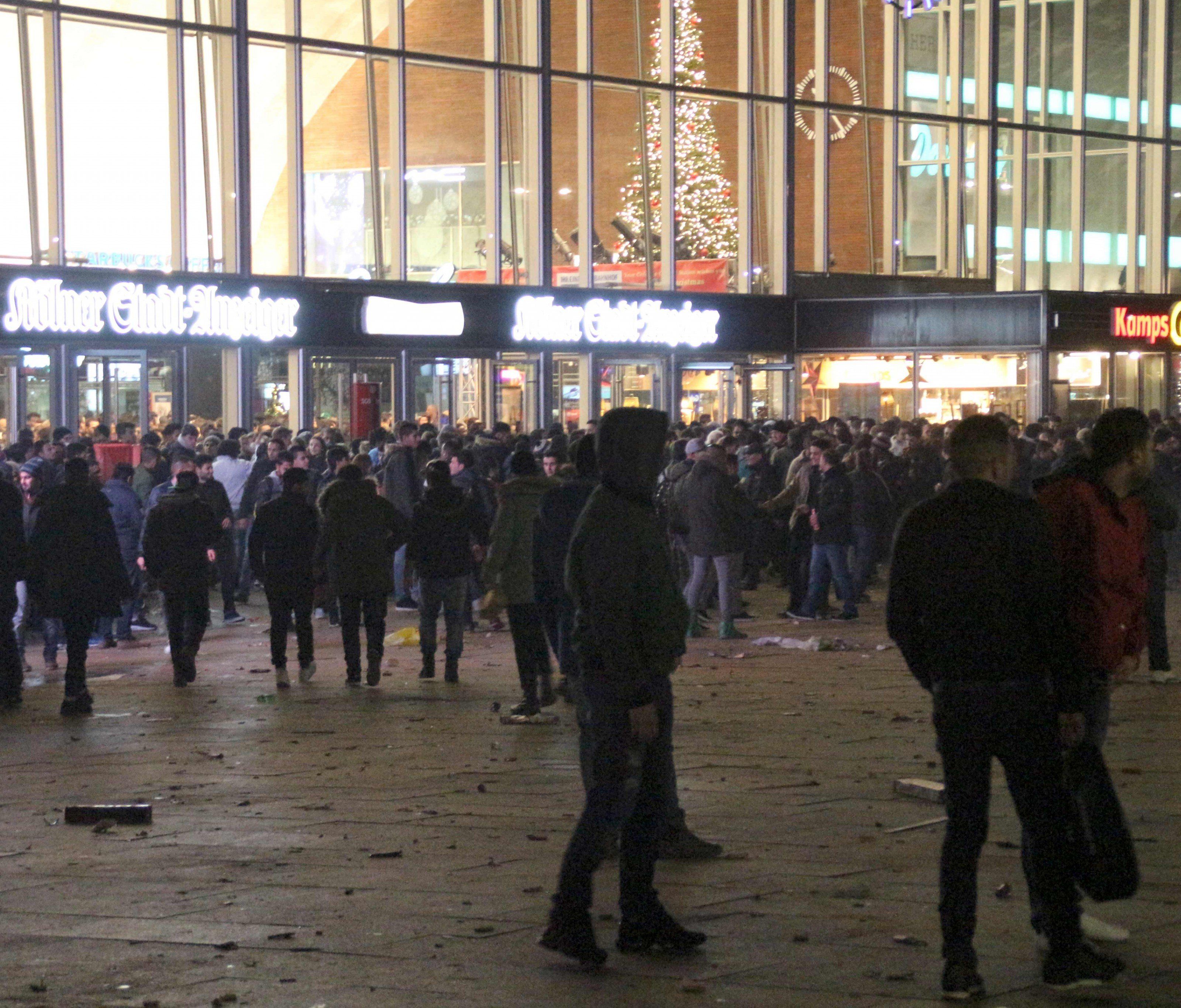 NRW-Innenminister Jäger: Keine Schweige-Anweisung an Polizei. NRW-Innenminister Jäger: Keine Schweige-Anweisung an Polizei.