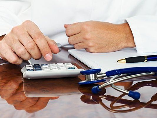 Trotz hippokatischem Eid: Der Wiener Arzt möchte in seiner Praxis keine Flüchtlinge behandeln Trotz hippokatischem Eid: Der Wiener Arzt möchte in seiner Praxis keine Flüchtlinge behandeln