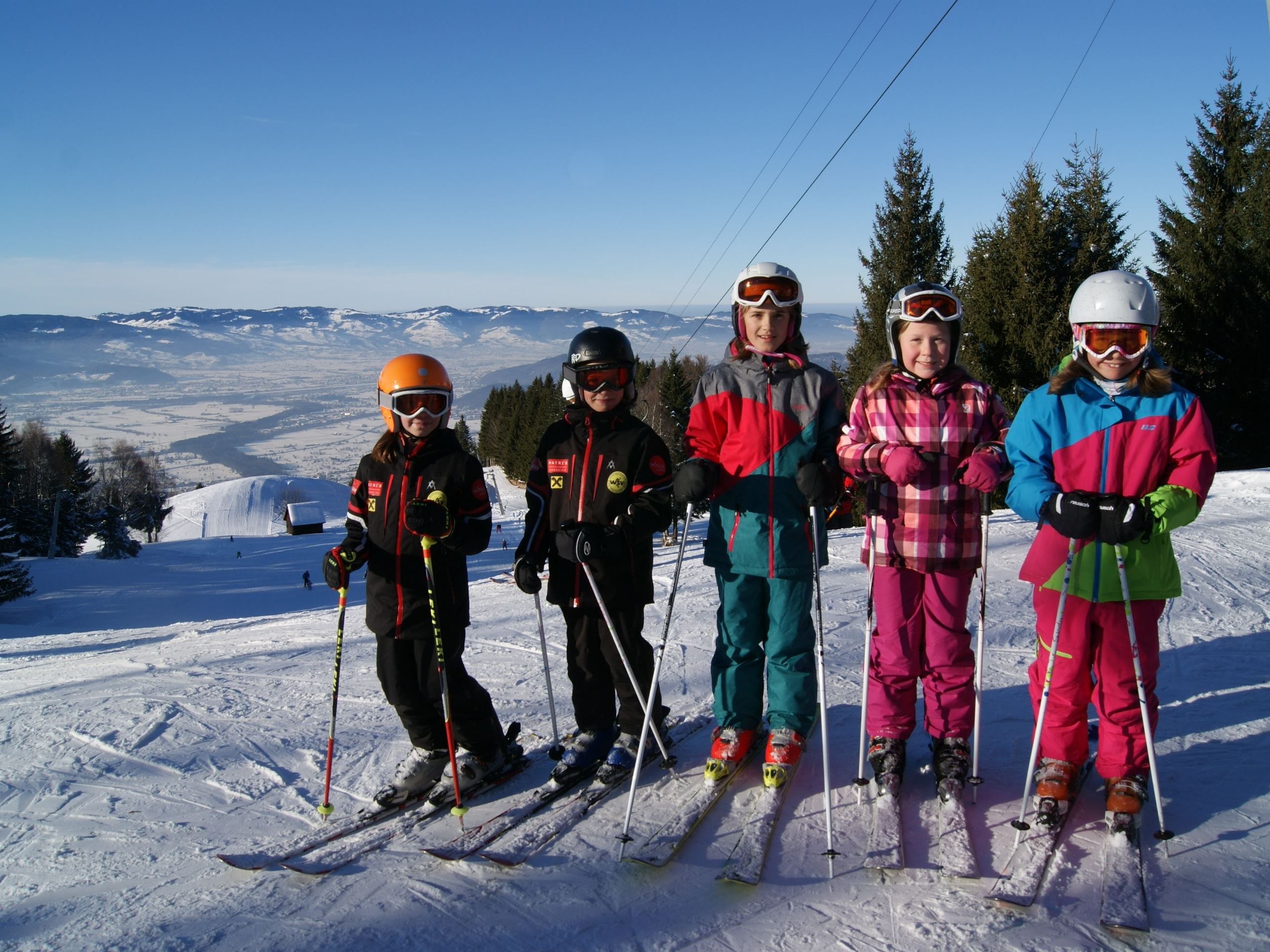 Die Pistenflöhe Fiona, Emma, Paulina, Nina und Clara am Gröllkerkopf in Übersaxen Die Pistenflöhe Fiona, Emma, Paulina, Nina und Clara am Gröllkerkopf in Übersaxen