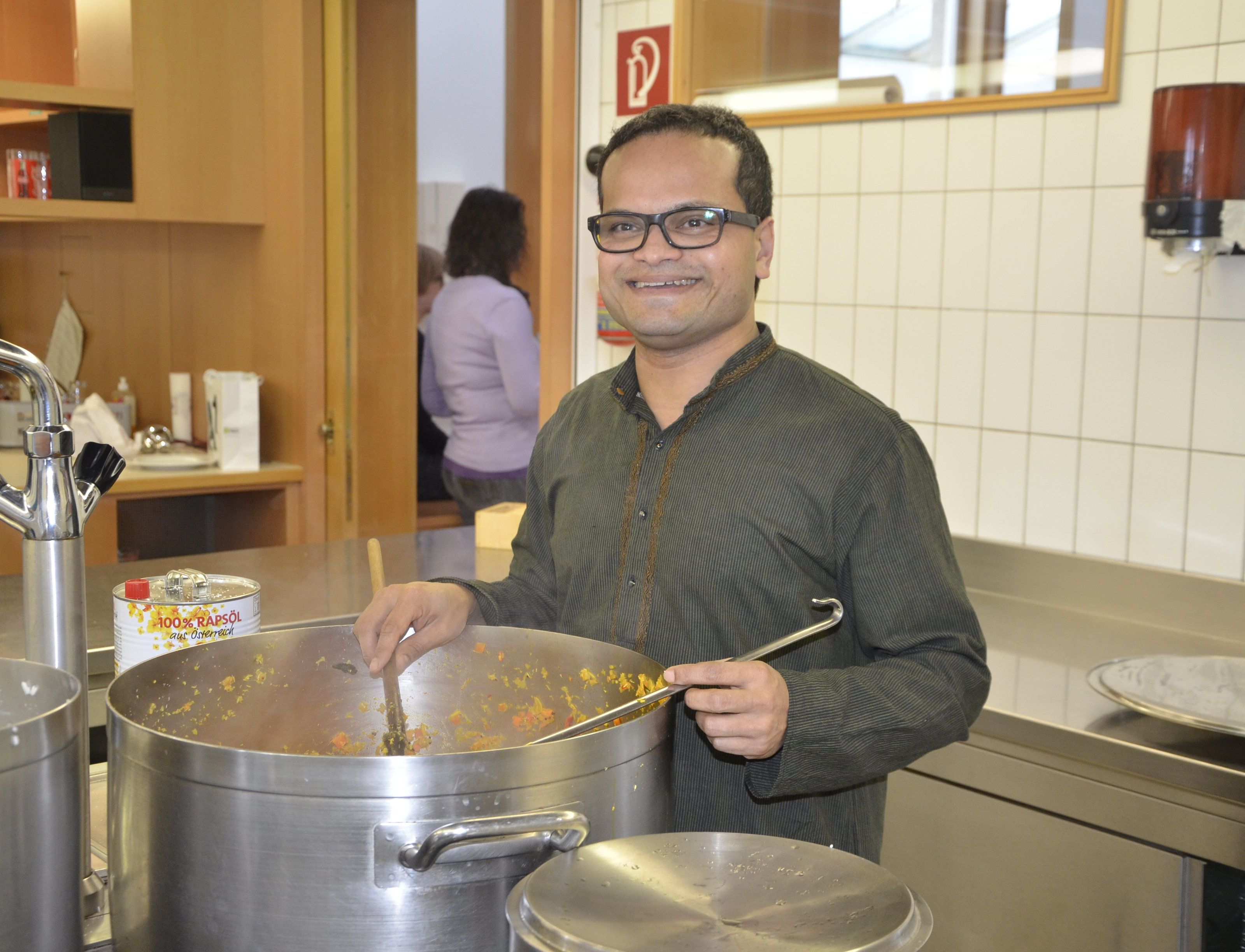 Pfarrer Antony Payyapilly kocht für 160 Personen indisch. Pfarrer Antony Payyapilly kocht für 160 Personen indisch.