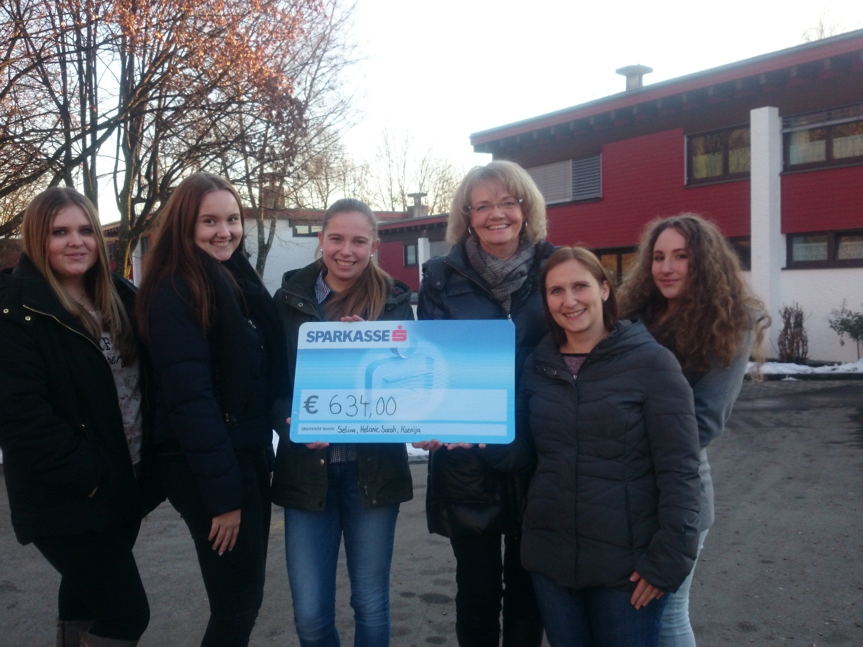 Erfreute Gesichter bei der Scheckübergabe in Bregenz: Sarah Rigo, Selina Lins, Melanie Pomberger und Ksenija Topic sowie Sylvia Steinhauser (2. von re) und Judith Wucher (vorne re).