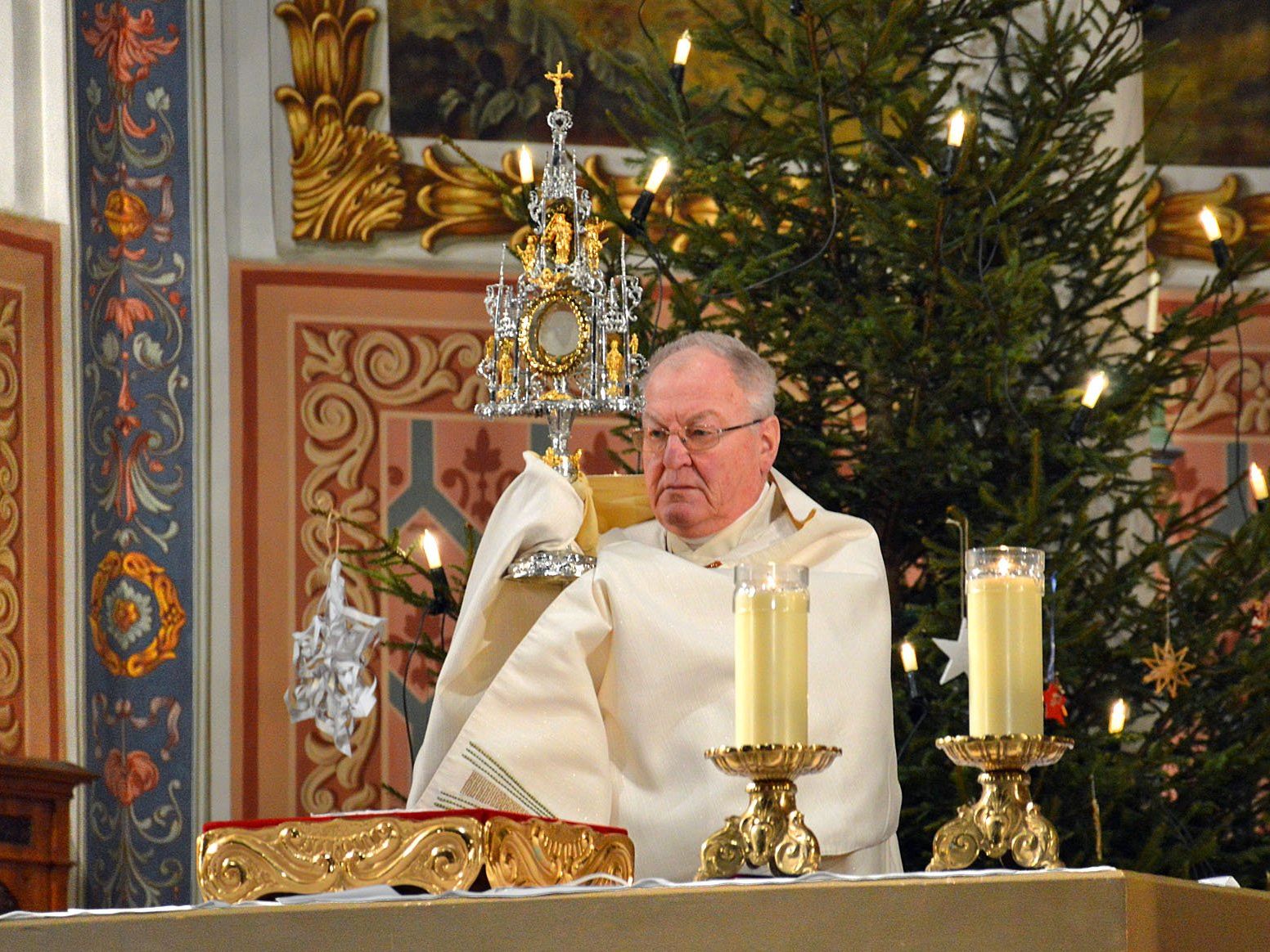 Der Pfarrer von Schruns, Herbert Böhler, erbittet bei der Dankandacht vor dem Jahreswechsel den Segen Gottes. Der Pfarrer von Schruns, Herbert Böhler, erbittet bei der Dankandacht vor dem Jahreswechsel den Segen Gottes.