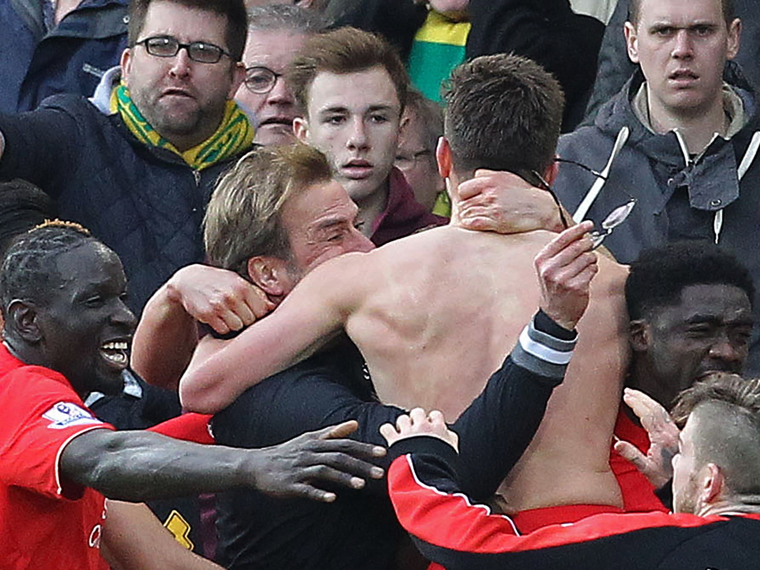 Brille ging beim Freudentaumel kaputt - dafür ist "Kloppo" jetzt ein Emoticon. Brille ging beim Freudentaumel kaputt - dafür ist "Kloppo" jetzt ein Emoticon.