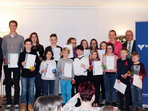 Die Preisträgerinnen und Preisträger der Musikschule Rankweil-Vorderland im Rahmen der Verleihung des Förderpreises der Volksbank Vorarlberg.