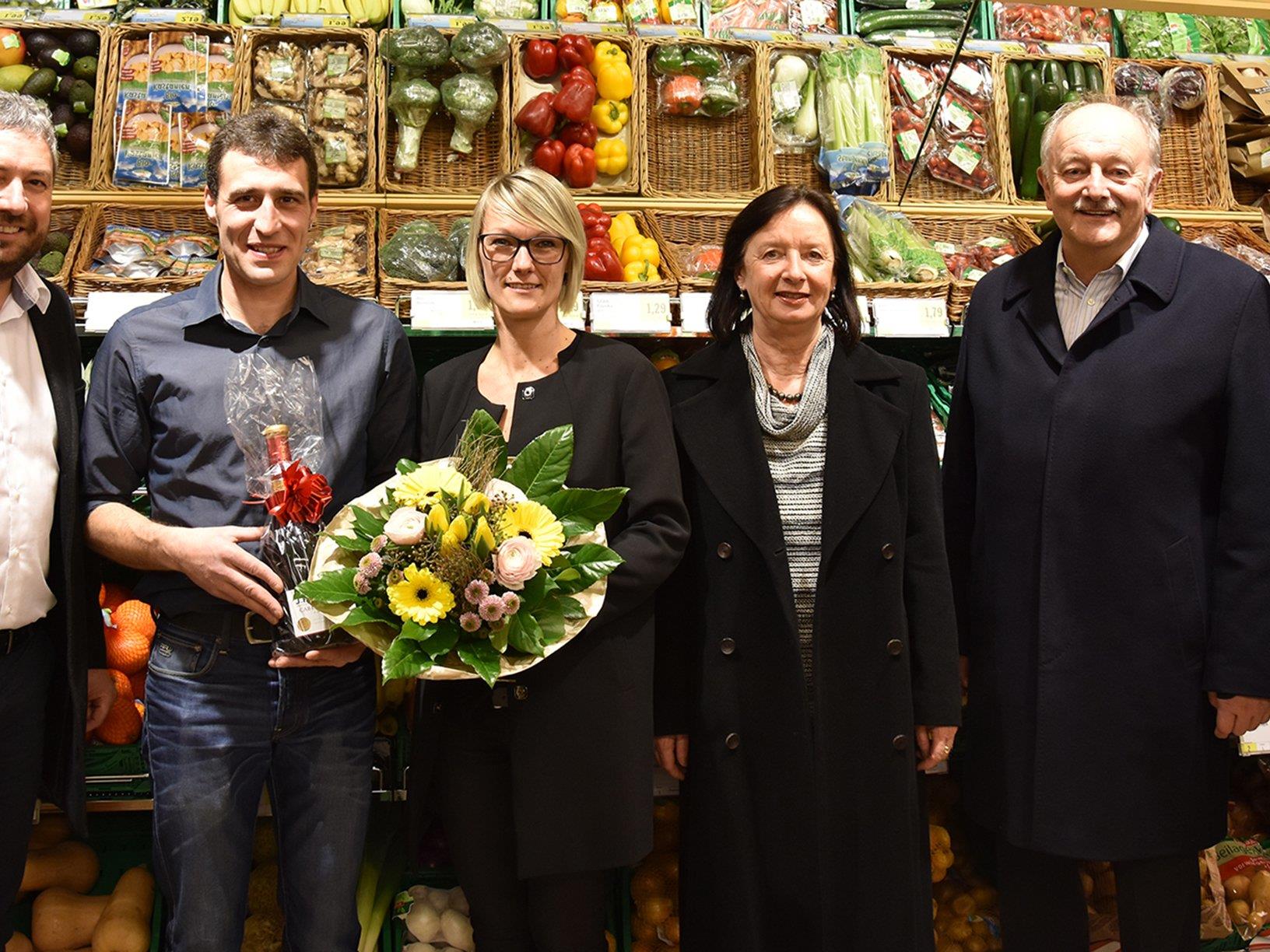 Dir. Gerhard Ritter (rechts), Thomas Schwärzler (links) und Bürgermeister Hans Bertsch (2.vr) mit Gattin Ilse (3.vr) wünschen den neuen SPAR-Kaufleuten Franz und Yvonne Berchtold (2.+3.vl) viel Erfolg.