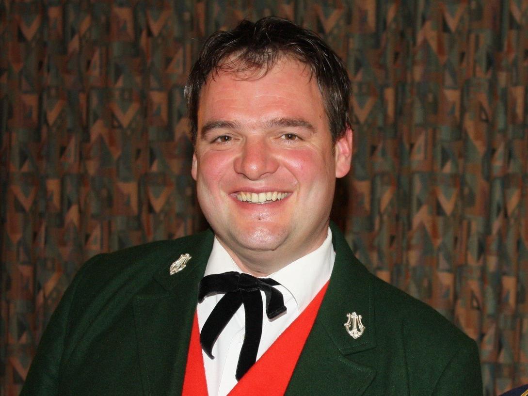 Bezirkskapellmeister Simon Gmeiner dirigiert das Wälderorchester. Bezirkskapellmeister Simon Gmeiner dirigiert das Wälderorchester.