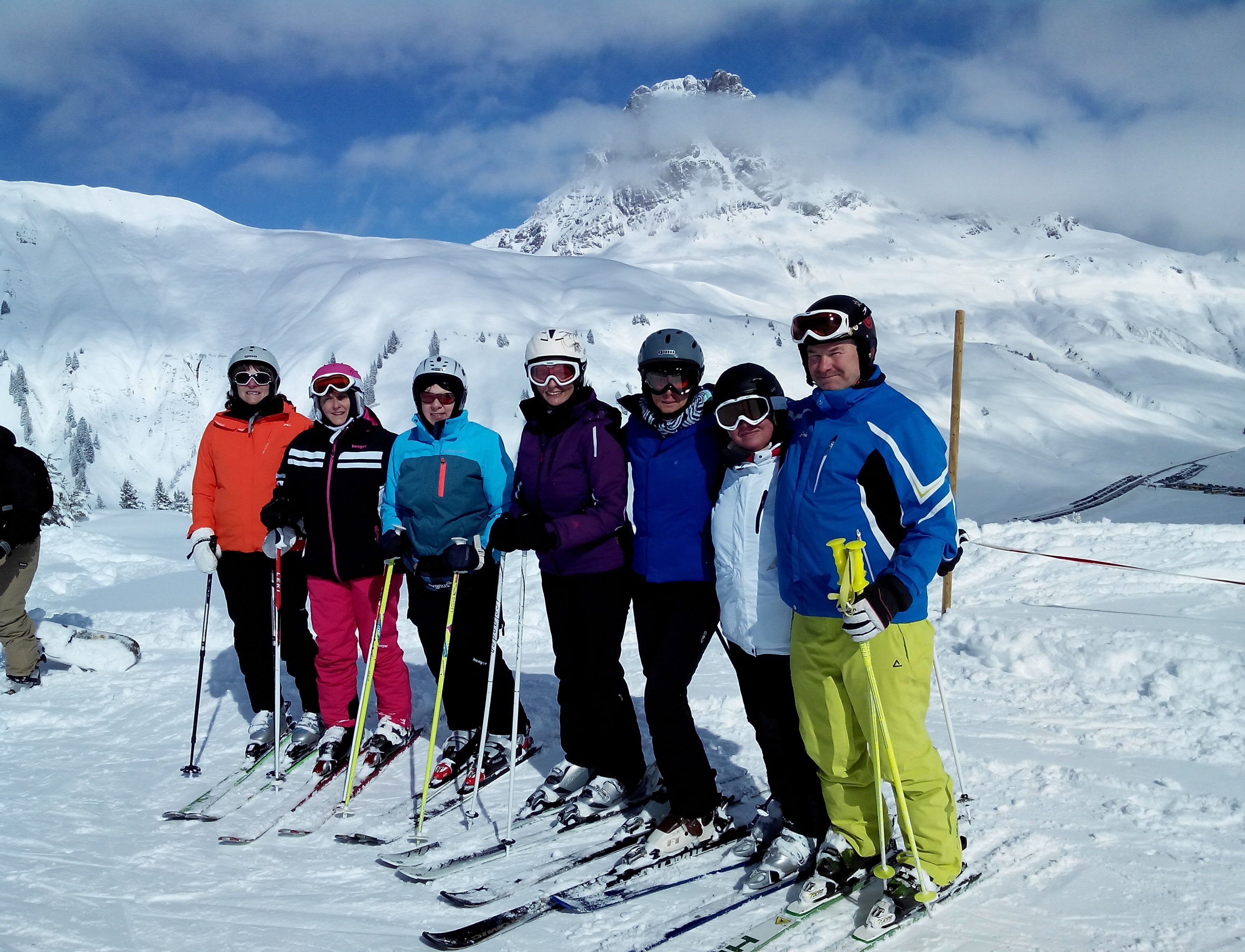 Schifahrer in Damüls vor der Mittagspitze Schifahrer in Damüls vor der Mittagspitze
