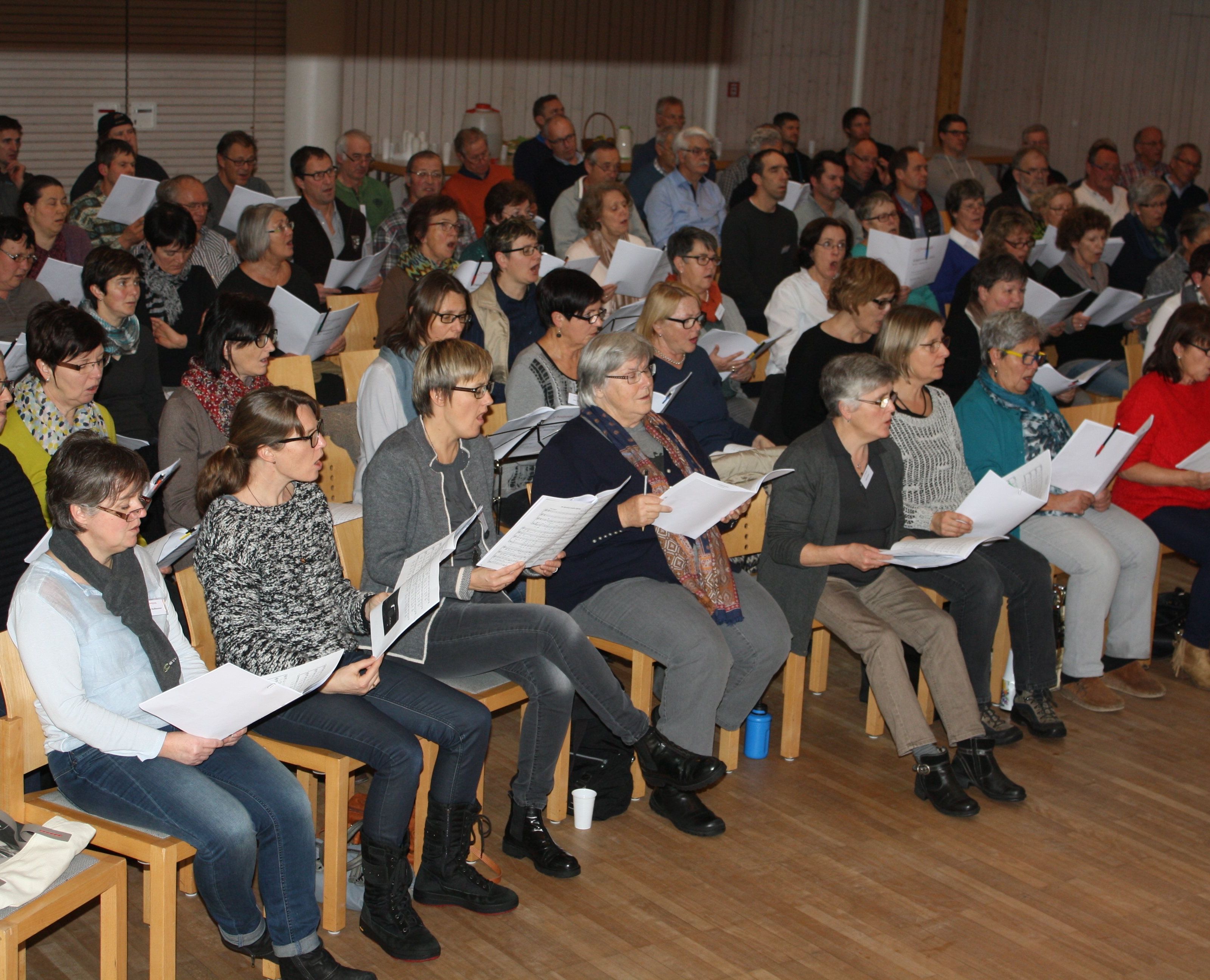 Motivierte Sängerinnen und Sänger beteiligten sich am Singseminar des Chorforums Bregenzerwald. Motivierte Sängerinnen und Sänger beteiligten sich am Singseminar des Chorforums Bregenzerwald.