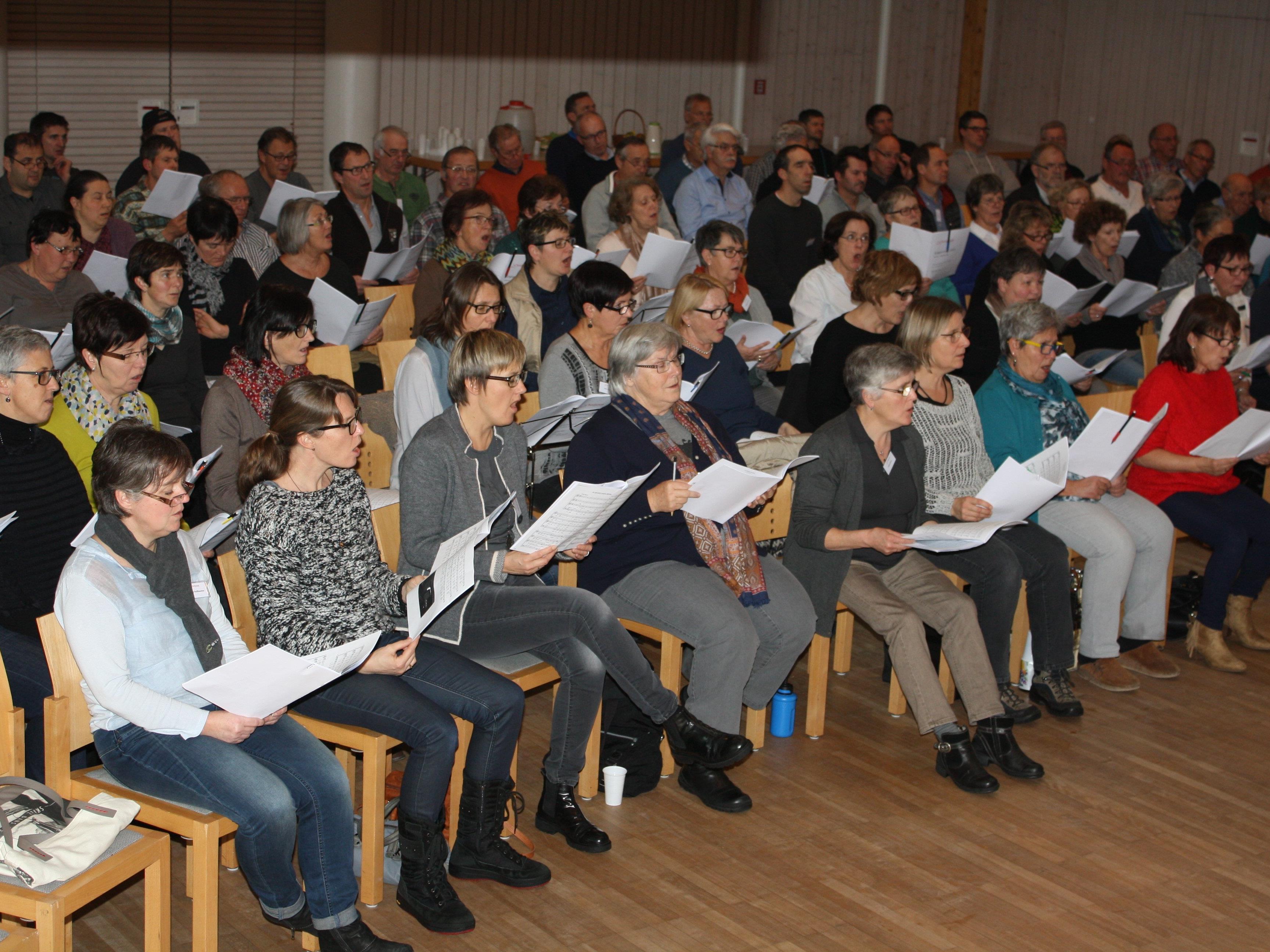 Motivierte Sängerinnen und Sänger beteiligten sich am Singseminar des Chorforums Bregenzerwald.