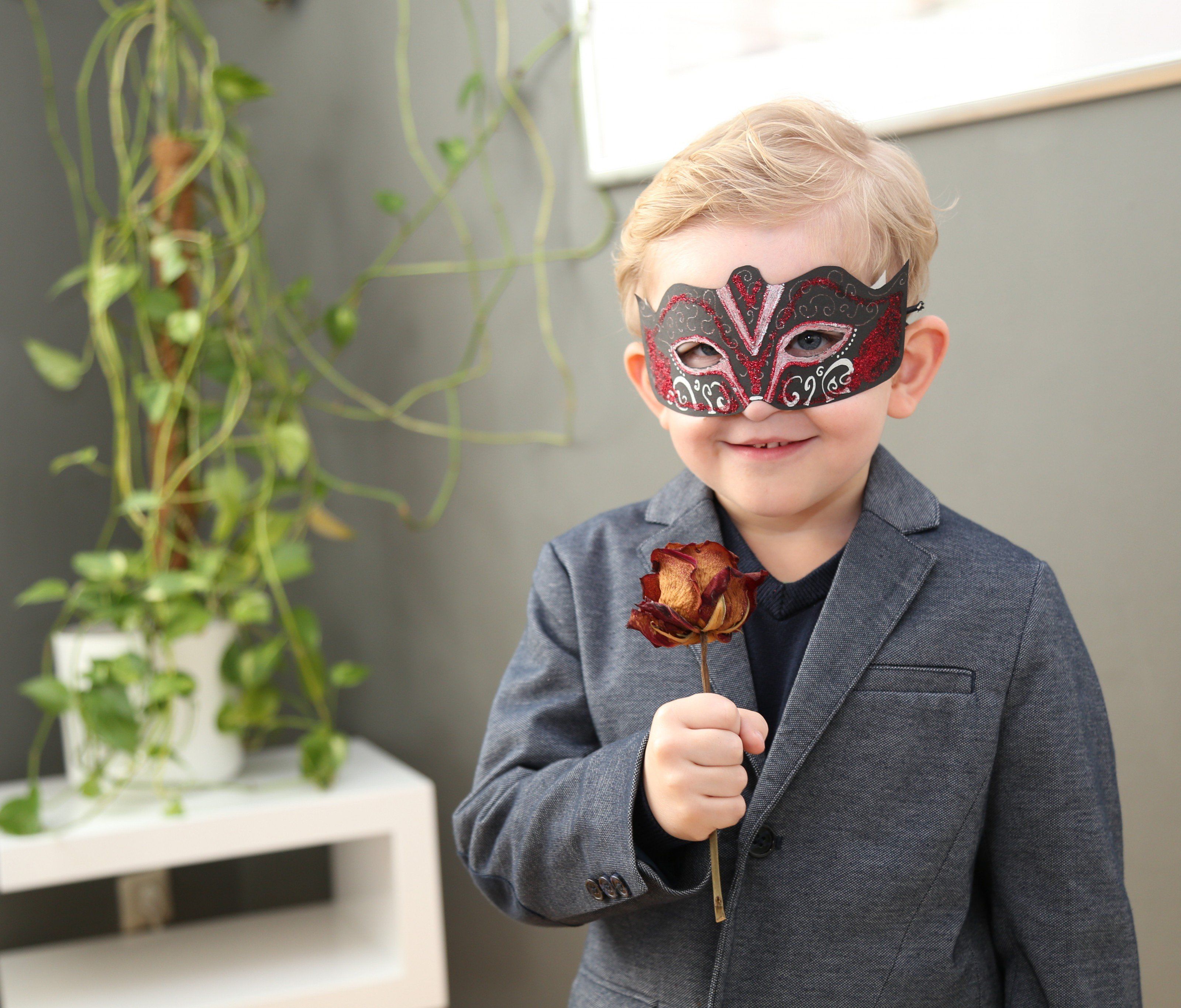 Jason Durell – in voller Montur, ein regelrechter kleiner „Casanova“. Jason Durell – in voller Montur, ein regelrechter kleiner „Casanova“.