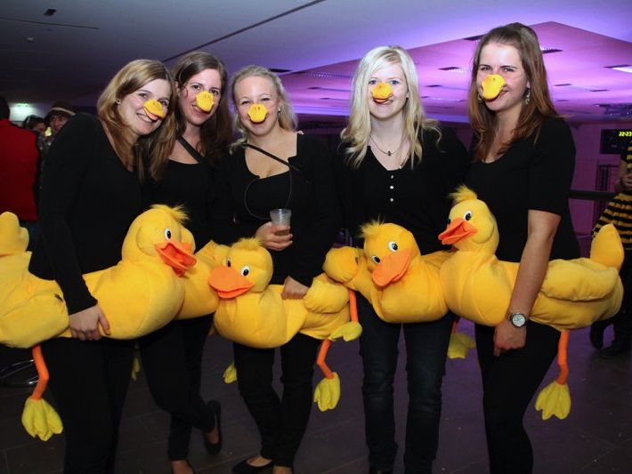 Dürfen auf keinem guten Bauernhof fehlen: Die Entchen, die sich unter unzählige Kühe, Schweine und Schafe mischten. Dürfen auf keinem guten Bauernhof fehlen: Die Entchen, die sich unter unzählige Kühe, Schweine und Schafe mischten.