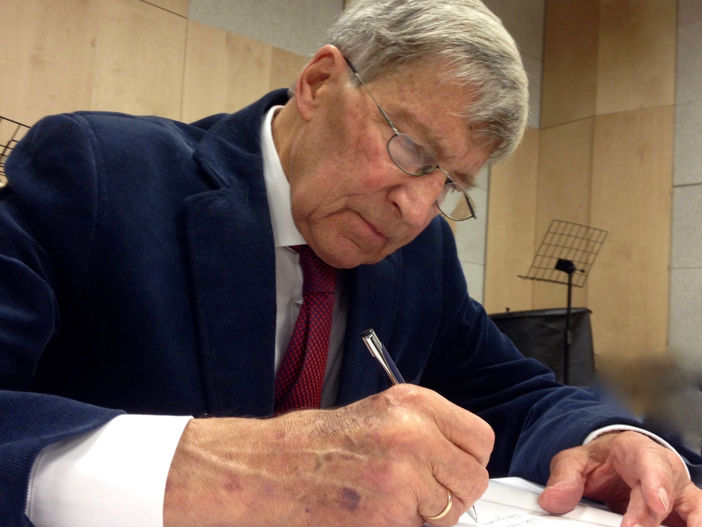 Aufgeblättert: Dkfm. Siegfried Schneider (hier bei der Signierung seines Buches) ist zu Gast im Büchergespräch bei ARCHE persönlich. Aufgeblättert: Dkfm. Siegfried Schneider (hier bei der Signierung seines Buches) ist zu Gast im Büchergespräch bei ARCHE persönlich.