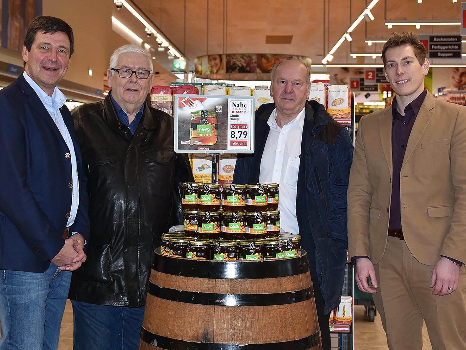 Der neue Ländle-Honig wurde im EUROSPAR Dornbirn-Schwefel von SPAR-GF Gerhard Ritter (links), Oswald Dörler, Kassier des Vorarlberger Imkerverbandes (2.vl), Egon Gmeiner, Präsident des Vorarlberger Imker-verbandes (2.vr) und Manuel Gohm, GF Ländle Marketing (rechts) präsentiert.