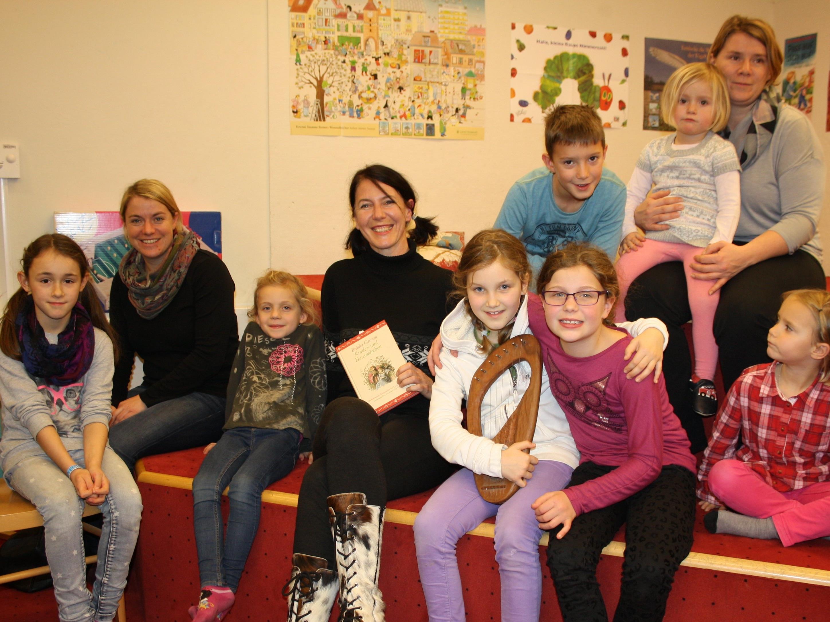 Stimmungsvolle „Märchenzeit“ mit Steffi Scheil und ihrer Tochter Gloria in der Bücherei-Spielothek im Lochauer Schulzentrum.