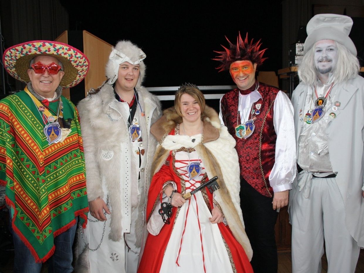 Einladung zum Lochauer Faschingsumzug: Bürgermeister Michael Simma und Philipp Galle (Pfütza-Pfiefa Guggenmusik), die „Bürgermeister“ Irene Rist und Stefan Pienz sowie „Hoferrat-Chef“ Sven Flückiger im Einsatz für den traditionellen Lochauer Kinderfasching. Einladung zum Lochauer Faschingsumzug: Bürgermeister Michael Simma und Philipp Galle (Pfütza-Pfiefa Guggenmusik), die „Bürgermeister“ Irene Rist und Stefan Pienz sowie „Hoferrat-Chef“ Sven Flückiger im Einsatz für den traditionellen Lochauer Kinderfasching.