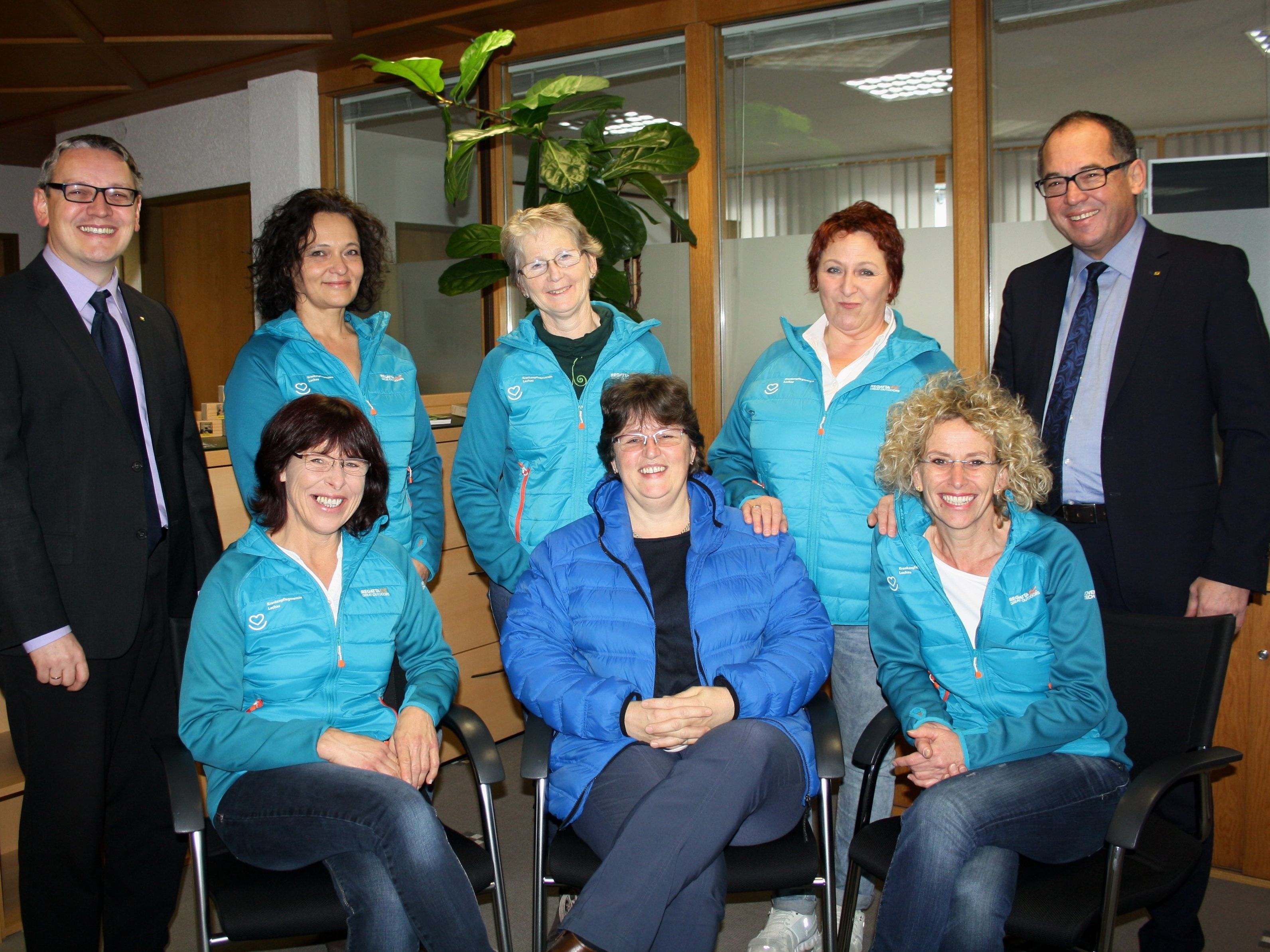 Die Schwestern des Krankenpflegevereins dank Raiffeisenbank im neuen Outfit: Karin Beuerle, Obfrau Sabine Ill und Maria Mager (sitzend); Barbara Schaub, Hilje Winder und Susanne Gattnar mit Mag. Norbert Hehle und Dir. Gustav Kathrein von der Raiffeisenbank Leiblachtal (stehend). Die Schwestern des Krankenpflegevereins dank Raiffeisenbank im neuen Outfit: Karin Beuerle, Obfrau Sabine Ill und Maria Mager (sitzend); Barbara Schaub, Hilje Winder und Susanne Gattnar mit Mag. Norbert Hehle und Dir. Gustav Kathrein von der Raiffeisenbank Leiblachtal (stehend).