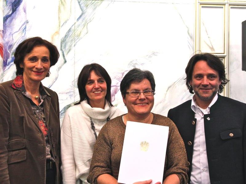 Landesrätin Dr. Bernadette Mennel gratuliert Andrea Küng, Direktorin Brigitte Bargehr und Bürgermeister Thomas Zudrell zum Silbernen Schulsportgütesiegel