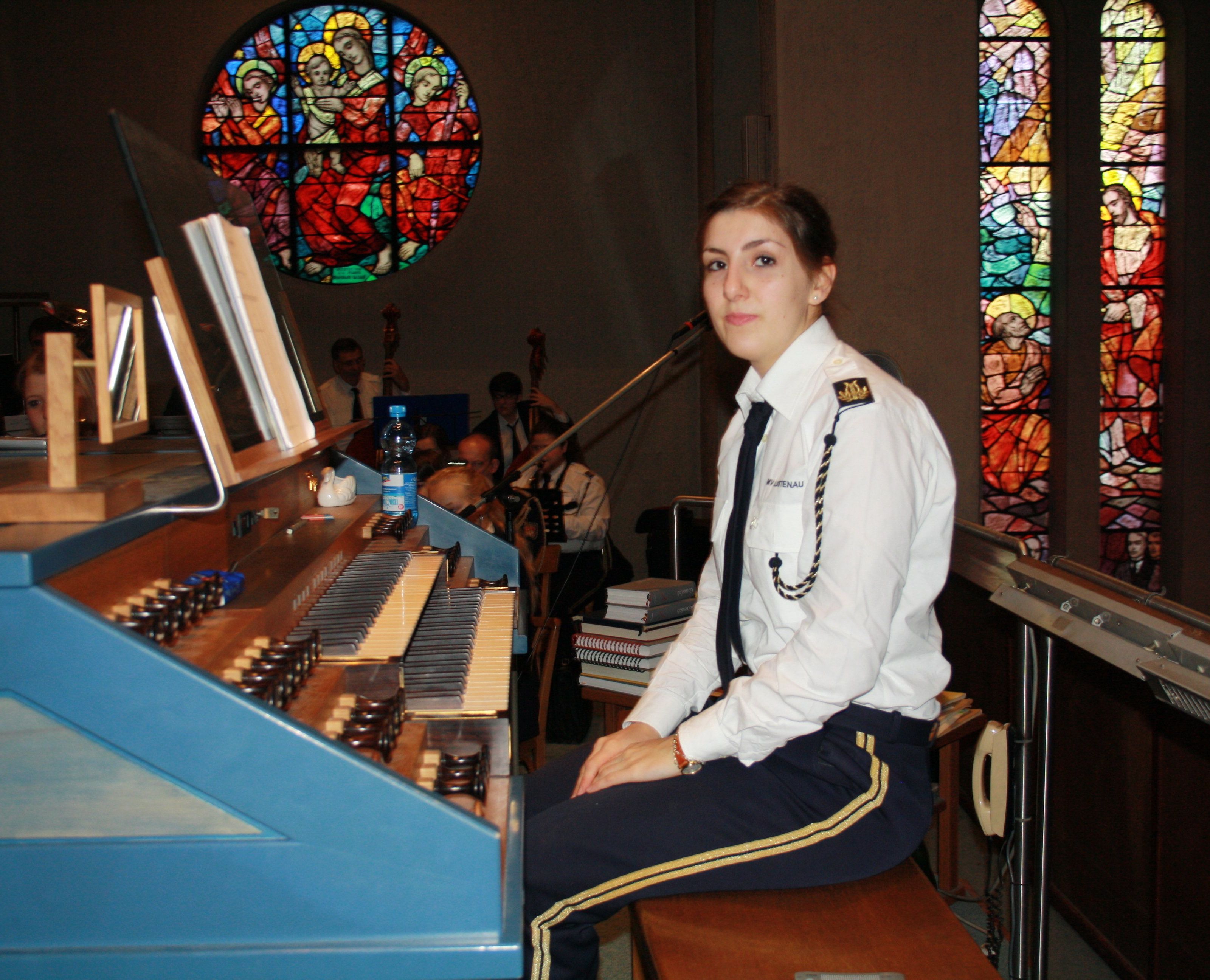 Konstanze Hofer ist musikalisch äußerst begabt und talentiert, wie Sie beim Kirchenkonzert bewies Konstanze Hofer ist musikalisch äußerst begabt und talentiert, wie Sie beim Kirchenkonzert bewies