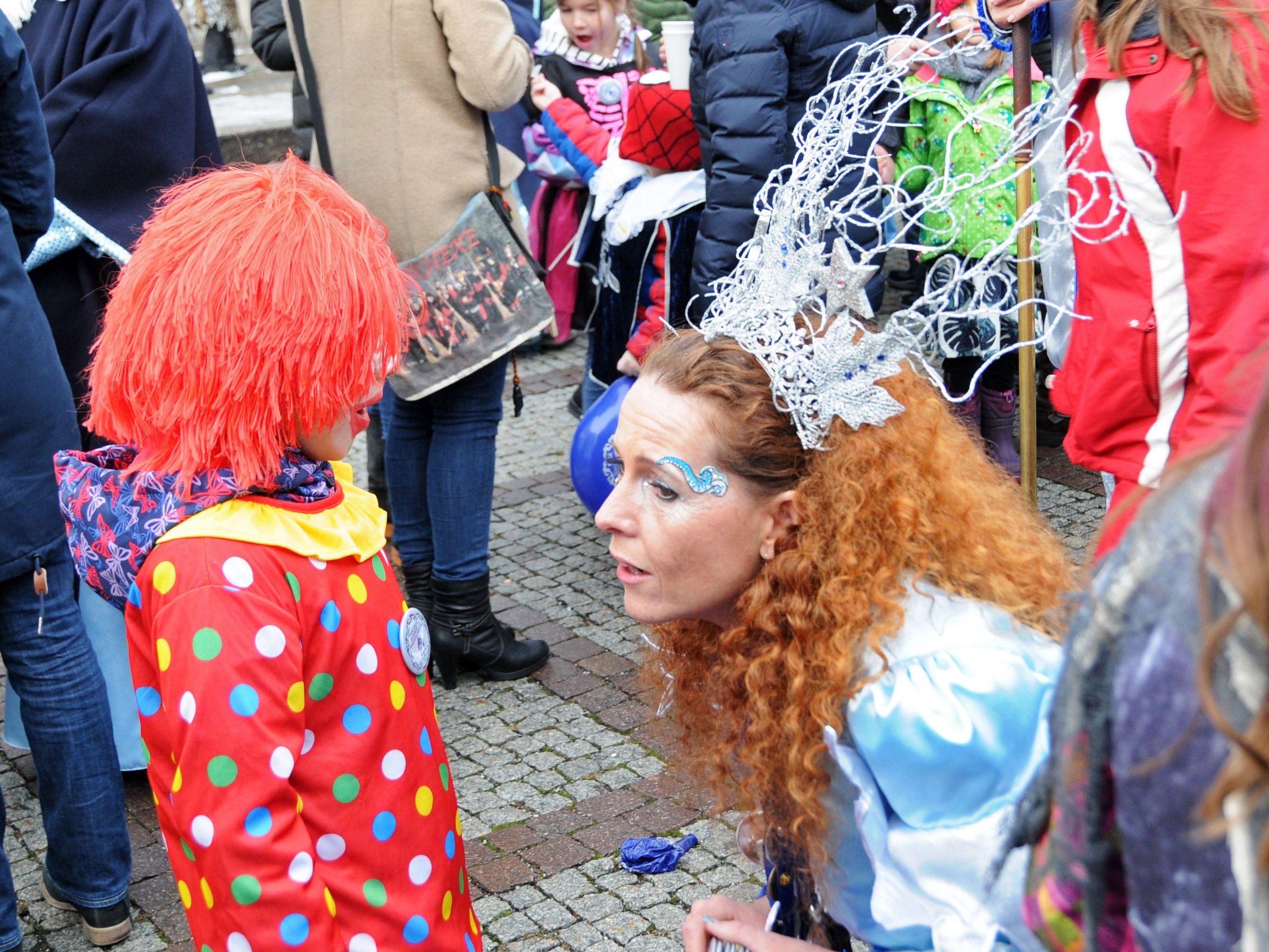 Prinzessin Caroline I. mit einem kleinen Clown beim Fest vor Mariahilf Prinzessin Caroline I. mit einem kleinen Clown beim Fest vor Mariahilf