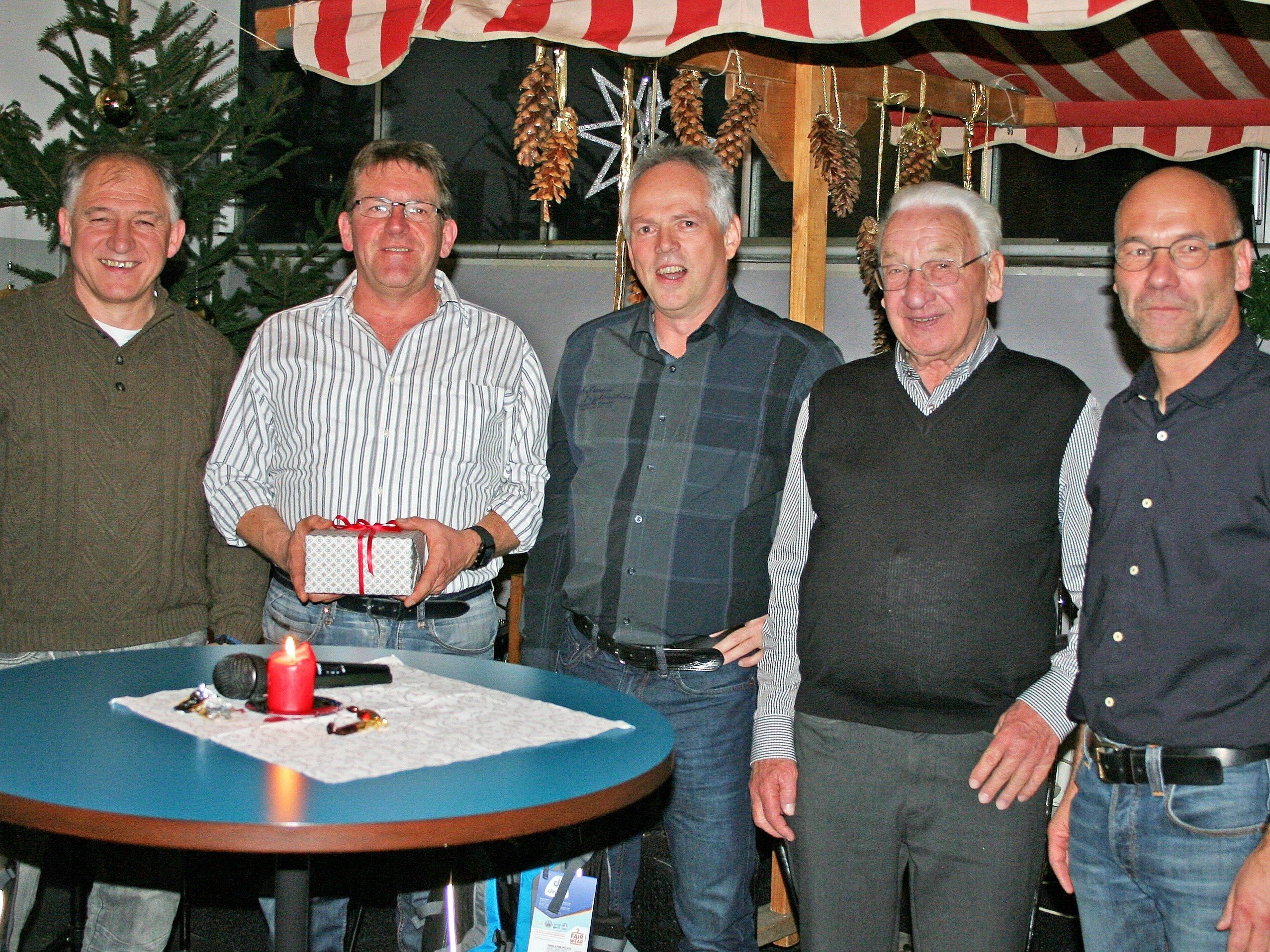 Niggbus_Jubilare1.jpg: (v.l.n.r.) Rade Petrovic (20 Jahre, Buslenker), Rudi Abbrederis (25 Jahre, Buslenker), Gerhard Kleindienst (20 Jahre, Disponent, früher Busfahrer), Ernst Herburger (25 Jahre im Ruhestand, Geschäftsführer von 1961 bis 1990), Fredi Herburger (25 Jahre, Geschäftsführer seit 1990.) Niggbus_Jubilare1.jpg: (v.l.n.r.) Rade Petrovic (20 Jahre, Buslenker), Rudi Abbrederis (25 Jahre, Buslenker), Gerhard Kleindienst (20 Jahre, Disponent, früher Busfahrer), Ernst Herburger (25 Jahre im Ruhestand, Geschäftsführer von 1961 bis 1990), Fredi Herburger (25 Jahre, Geschäftsführer seit 1990.)