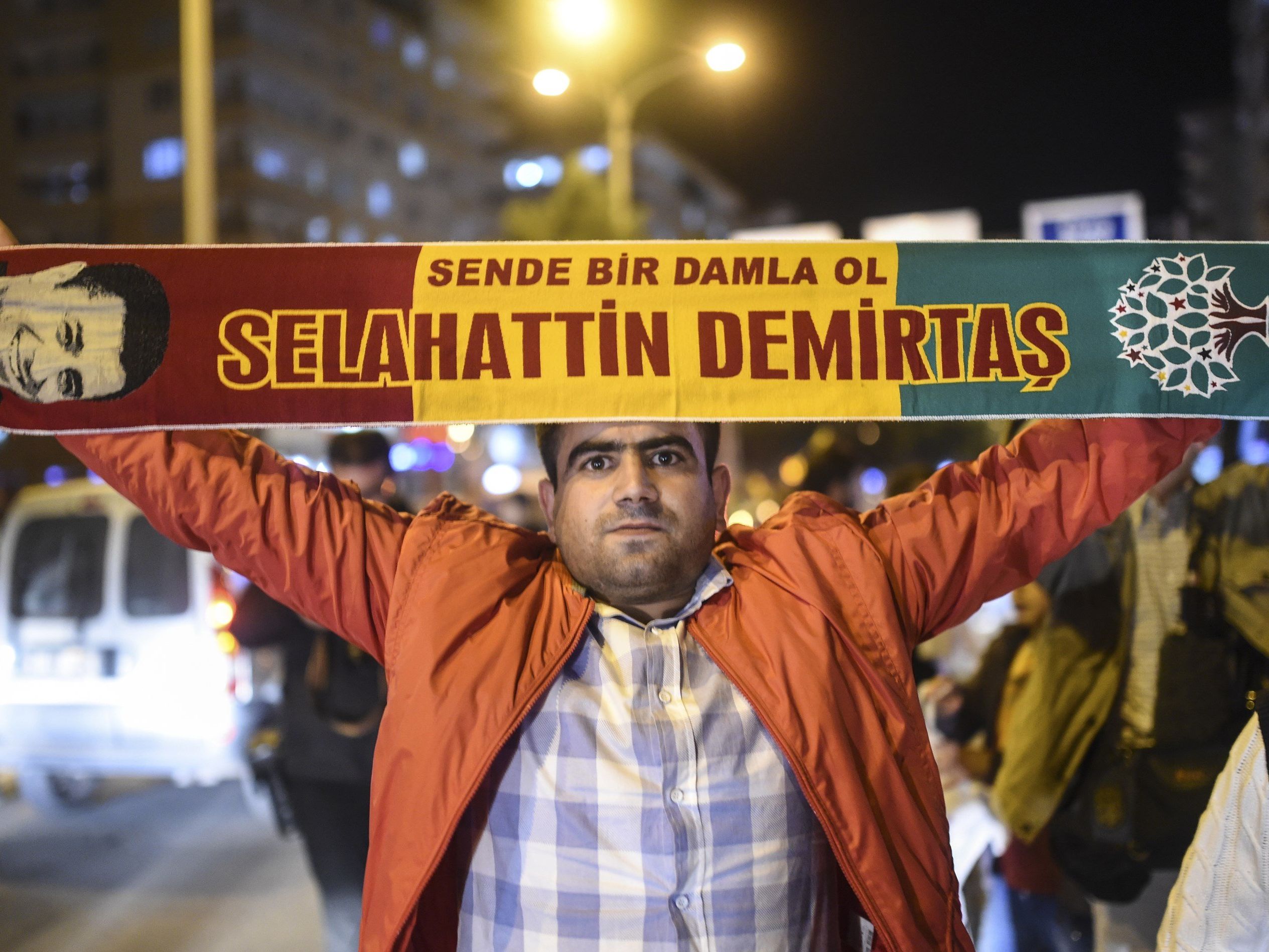 Ein Unterstützer von Selahattin Demirtas, Co-Vorsitzender der Halkların Demokratik Partisi. Ein Unterstützer von Selahattin Demirtas, Co-Vorsitzender der Halkların Demokratik Partisi.