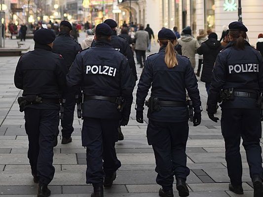 Auf der Mariahilfer Straße wurden junge LAdendiebe festgenommen Auf der Mariahilfer Straße wurden junge LAdendiebe festgenommen