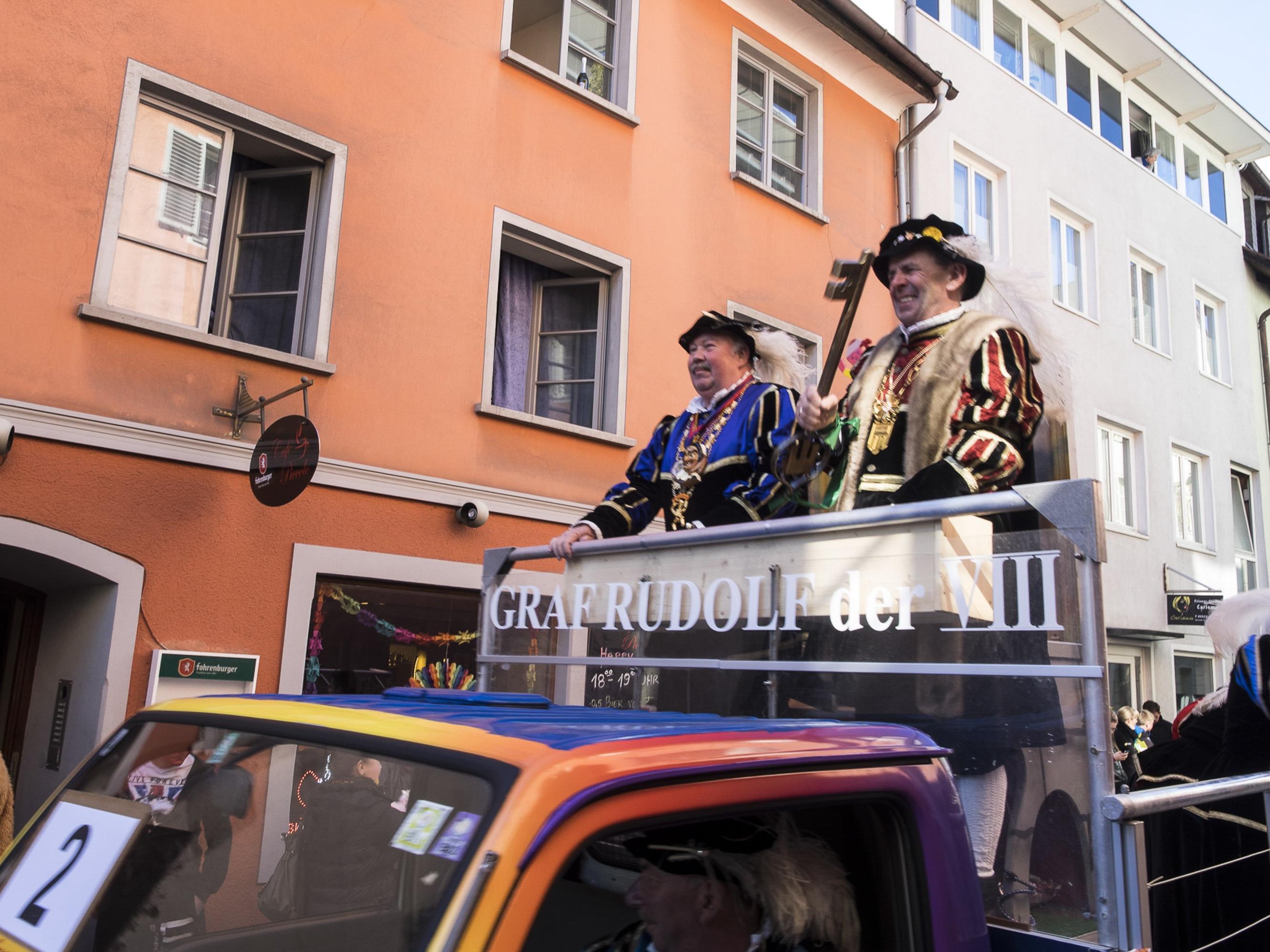 Graf Rudolf und Präsident Thomy Kathan noch auf dem alten Wagen
