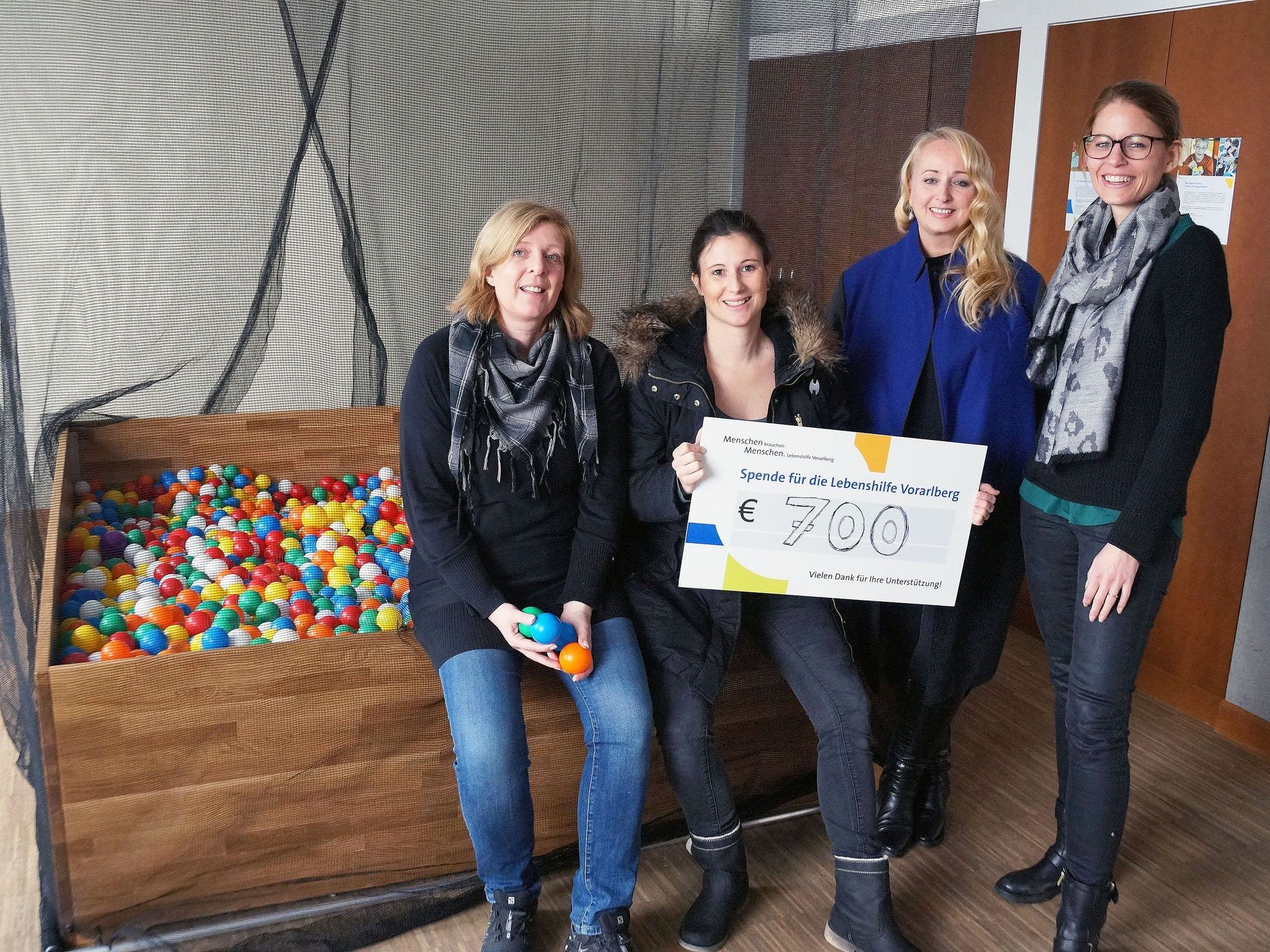 Birgit Loacker (Leiterin „Familie & Freizeit“) mit Denise Valdés Vigil, Eva Engel und Sylvia Rupp (v.l.) von „agenturengel“ bei der Scheckübergabe.