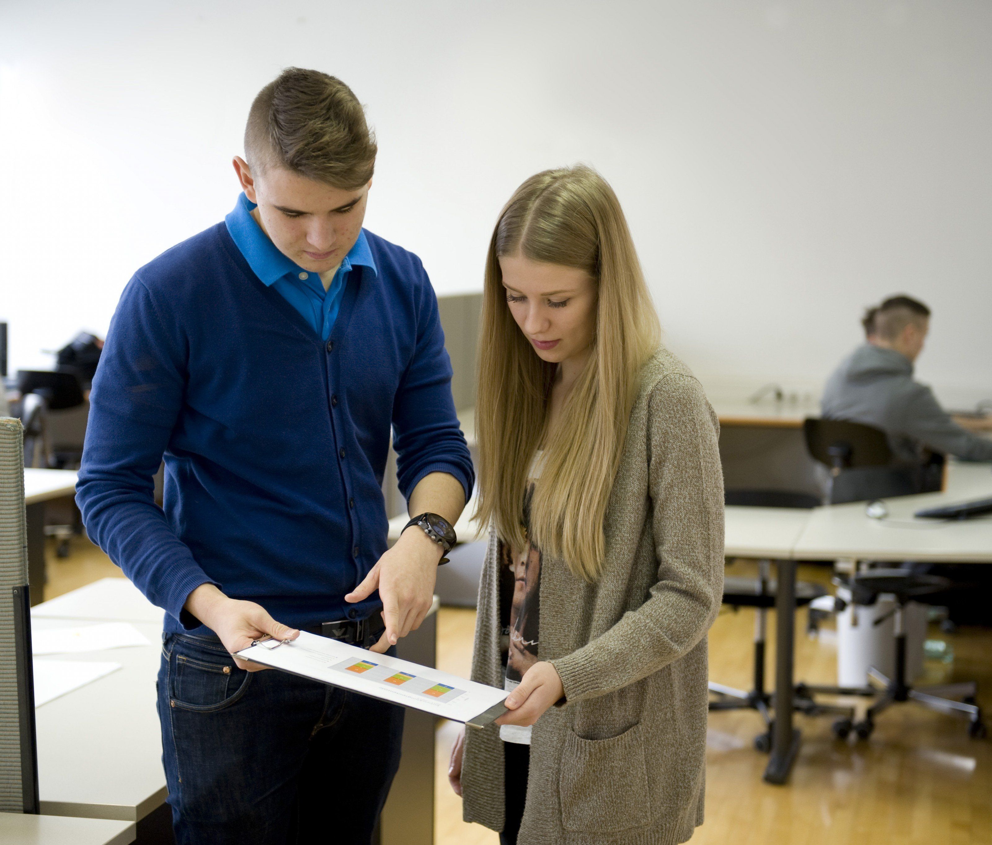 Schüler überlegen die nächste Marketing-Aktion in ihrer Übungsfirma. Schüler überlegen die nächste Marketing-Aktion in ihrer Übungsfirma.