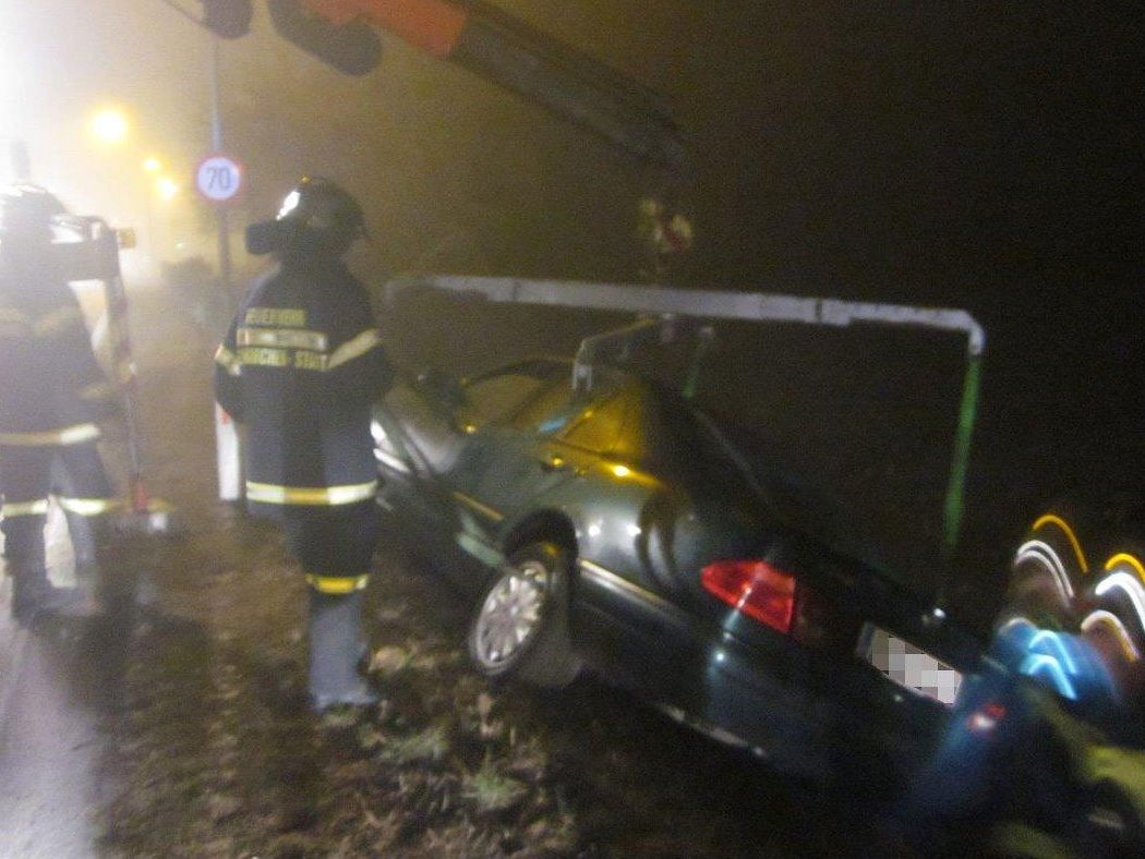 Ein Auto musste nach dem Unfall auf der B17 via Kran geborgen werden. Ein Auto musste nach dem Unfall auf der B17 via Kran geborgen werden.